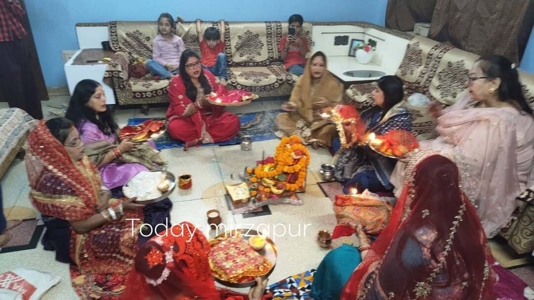 करवा चौथ पर चांद का दीदार, पति की लंबी उम्र की कामना; महिलाओं ने पैर छूकर लिया आशीर्वाद
मिर्जापुर:**आज नगर के कटरा बाजीराव स्थित एक मकान में महिलाओं ने करवा चौथ की कथा सुनकर विधि-विधान से पूजा-अर्चना की। चंद्रमा के दर्शन कर पति की लंबी उम्र और सुखी वैवाहिक जीवन की कामना की। इस दौरान महिलाओं ने पति के पैर छूकर आशीर्वाद लिया और पारंपरिक रीति-रिवाजों के साथ करवा चौथ का पर्व मनाया।
तस्वीर: Today Mirzapur News चैनल की टीम**
#करवाचौथ #मिर्जापुर #कटरा_बाजीराव #चंद्रदर्शन #पति_की_लंबी_उम्र #सुहागिनों_का_पर्व #भारतीय_संस्कृति #TodayMirzapurNews #मिर्जापुर_की_आवाज