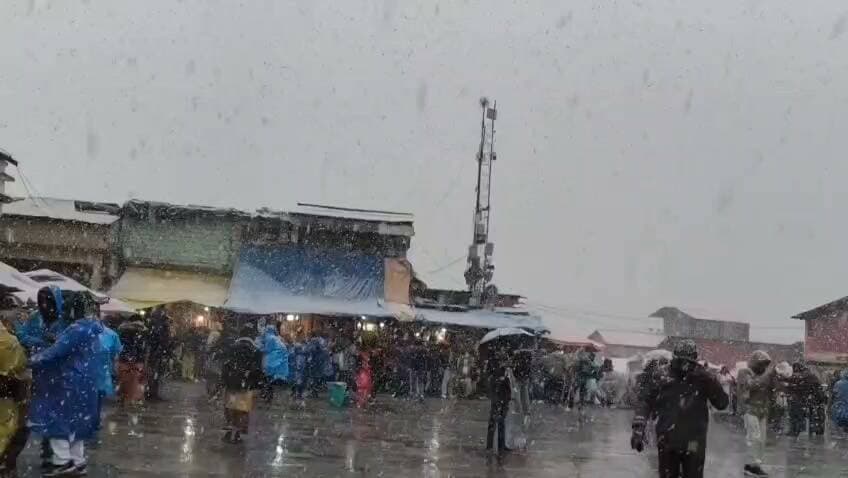 केदारनाथ धाम में बर्फबारी, सफेद चादर में लिपटी बाबा केदार की नगरी
उत्तराखंड। केदारनाथ धाम में बृहस्पतिवार सुबह हुई बर्फबारी से बाबा केदार की नगरी बर्फ की सफेद चादर में लिपट गई। बर्फ से ढके पहाड़ों और धाम के मनमोहक नजारे देखकर श्रद्धालु उत्साहित नजर आए। भक्तों ने तस्वीरें खींचकर इन खूबसूरत पलों को यादगार बनाया।
बर्फबारी के चलते धाम में ठंड बढ़ गई है। वहीं, रुद्रप्रयाग जिला मुख्यालय सहित ऊखीमठ, गुप्तकाशी, जखोली और बसुकेदार क्षेत्र में बादल छाए रहे और हल्की बारिश हुई, जिससे तापमान में गिरावट दर्ज की गई।
केदारनाथ धाम के कपाट शीतकाल के लिए 11 नवंबर को बंद होने हैं। ऐसे में कपाट बंद होने से पहले बड़ी संख्या में श्रद्धालु बाबा के दर्शन के लिए पहुंच रहे हैं। बर्फबारी और ठंड के बावजूद भक्तों की आस्था और उत्साह बरकरार है।
#केदारनाथ #बर्फबारी #उत्तराखंड #बाबा_केदार #KedarnathDham #BulandVaniNews