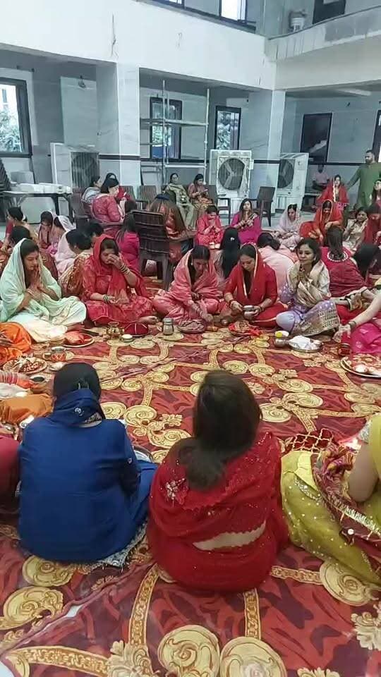 सेक्टर-85 फरीदाबाद के बटेश्वर हनुमान मंदिर में करवा चौथ की धूम, सैकड़ों सुहागिनों ने विधि-विधान से सुनी व्रत कथा! पति की लंबी आयु और सुखी दांपत्य जीवन की कामना की।
#KarwaChauth #BateshwarHanumanMandir #FaridabadNews #Sector85Faridabad #KarwaChauthVrat #SanatanDharma #HinduFestival #HaryanaNews #A2ZNewsUpdate