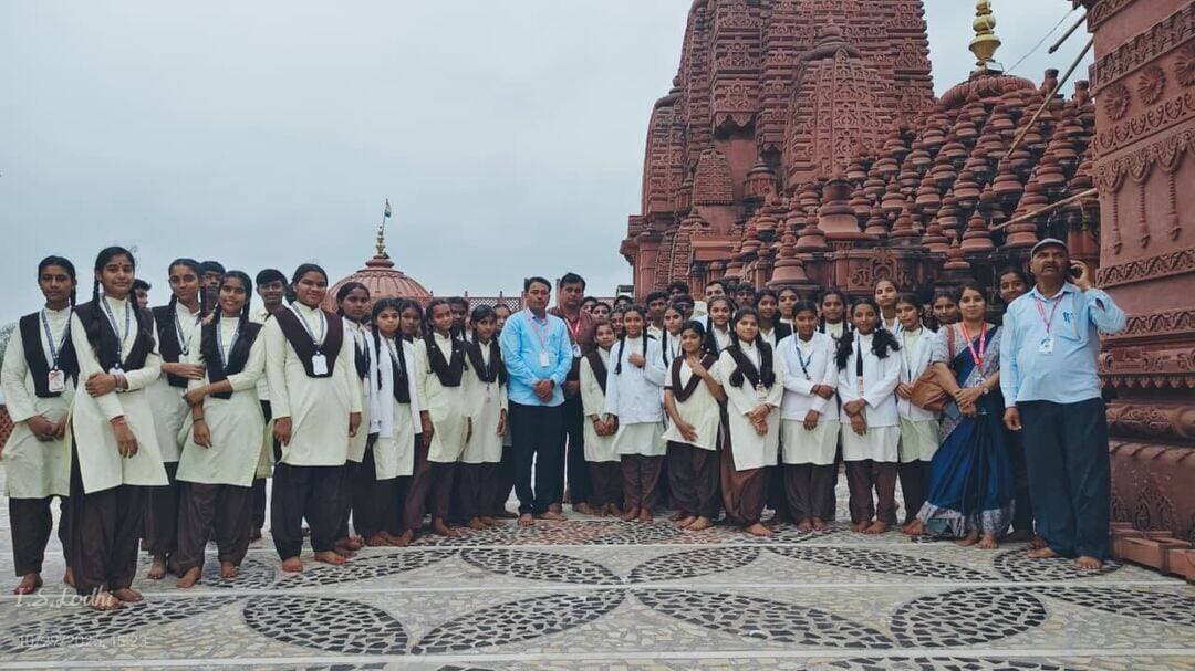 ➡️ औद्योगिक भ्रमण के माध्यम से विद्यार्थियों ने सीखी व्यावहारिक शिक्षा, साइबर सुरक्षा की भी मिली जानकारी
सागर 29 अक्टूबर 2026
शासकीय उच्चतर माध्यमिक विद्यालय जमुनिया चिखली के विद्यार्थियों को व्यावसायिक शिक्षा के अंतर्गत शारीरिक शिक्षा एवं खेल तथा हेल्थ केयर विषयों के तहत औद्योगिक भ्रमण कराया गया। इस अवसर पर विद्यालय परिसर से विद्यार्थियों के दल को हरी झंडी दिखाकर बस के माध्यम से भ्रमण के लिए रवाना किया गया।
भ्रमण के दौरान विद्यार्थियों को बीनाजी में स्थित शांति धारा दुग्ध उत्पादक इकाई एवं हथकरघा उद्योग का अवलोकन कराया गया। विद्यार्थियों ने दुग्ध उत्पादन एवं हथकरघा उद्योग की कार्यप्रणाली को समझा तथा विभिन्न गतिविधियों के संबंध में जानकारी प्राप्त की। इसके पश्चात विद्यार्थियों ने बिना जी मंदिर के दर्शन किए।
औद्योगिक भ्रमण के अगले चरण में विद्यार्थियों को देवरी पुलिस थाना ले जाया गया, जहां पुलिस अधिकारियों द्वारा साइबर सुरक्षा, ऑनलाइन धोखाधड़ी से बचाव तथा इंटरनेट के सुरक्षित उपयोग के संबंध में महत्वपूर्ण जानकारी दी गई। साथ ही विद्यार्थियों को पुलिस की कार्यप्रणाली एवं कानून-व्यवस्था बनाए रखने में पुलिस की भूमिका से भी अवगत कराया गया।
इस शैक्षणिक भ्रमण में कक्षा 9वीं, 10वीं, 11वीं एवं 12वीं के कुल 62 विद्यार्थियों ने सहभागिता की। भ्रमण का उद्देश्य विद्यार्थियों को किताबी ज्ञान के साथ व्यावहारिक अनुभव प्रदान करना, व्यावसायिक गतिविधियों से परिचित कराना तथा उनमें साइबर सुरक्षा के प्रति जागरूकता विकसित करना रहा।
संपूर्ण कार्यक्रम विद्यालय के प्रभारी प्राचार्य श्री भरत सिंह राजपूत के मार्गदर्शन में आयोजित किया गया। इस दौरान श्री अरुण कुमार दुबे, श्री इंद्रपाल सिंह लोधी, श्रीमती श्रद्धा जैन, सुश्री अंजलि दांगी एवं व्यावसायिक शिक्षक डॉ. अरविंद यादव उपस्थित रहे। शिक्षकों के निर्देशन में विद्यार्थियों ने भ्रमण के दौरान विभिन्न गतिविधियों की जानकारी प्राप्त की।
विद्यालय प्रबंधन का मानना है कि इस प्रकार के औद्योगिक एवं शैक्षणिक भ्रमण विद्यार्थियों के ज्ञान, कौशल और व्यावहारिक समझ को विकसित करने में महत्वपूर्ण भूमिका निभाते हैं।
#jansamparkMP #sagar