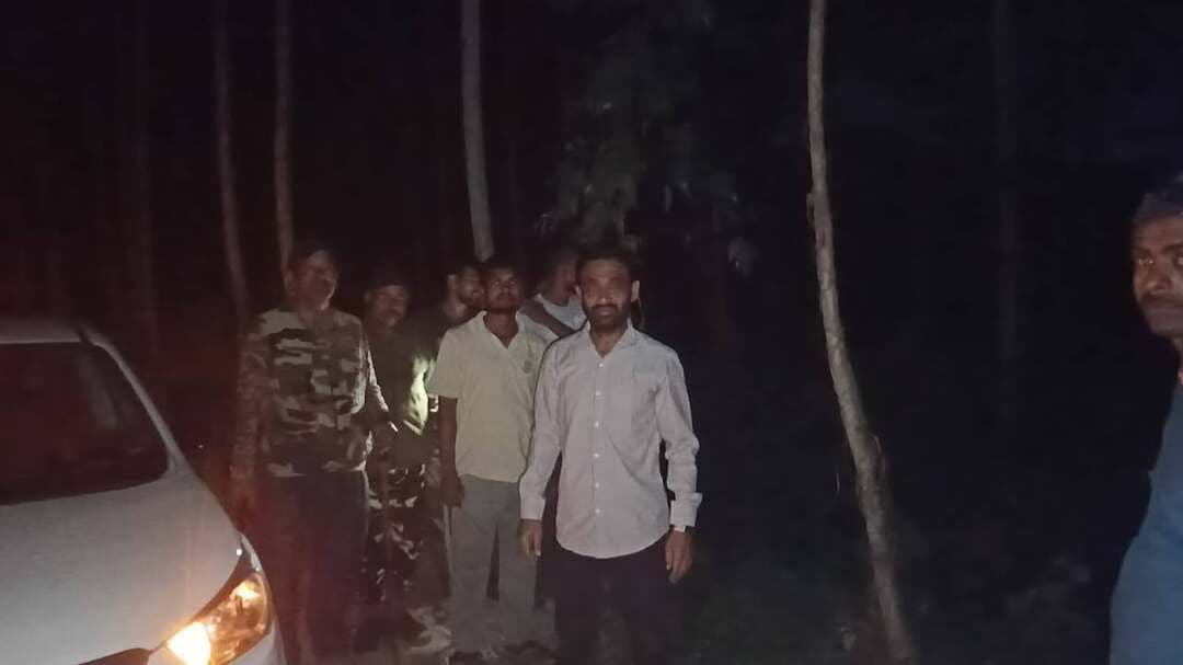 ग्राम पंचायत गऊघाट कठर्रा और बकपुर में शेर (बाघ) की आमद से दहशत: वन विभाग की टीम ने किया मौका मुआयना, जल्द पकड़ने का दिया आश्वासन
किच्छा (उधम सिंह नगर):
क्षेत्र के अंतर्गत आने वाली ग्राम पंचायत गऊघाट कठर्रा में शेर (बाघ) की मौजूदगी की सूचना मिलने के बाद से ग्रामीणों में हड़कंप मचा हुआ है। घटना की गंभीरता को देखते हुए वन विभाग की सम्मानित टीम ने तत्काल हरकत में आते हुए प्रभावित क्षेत्र का बारीकी से मुआयना किया और ग्रामीणों को सुरक्षा का भरोसा दिलाते हुए जल्द से जल्द वन्यजीव को पकड़ने का कड़ा आश्वासन दिया है।