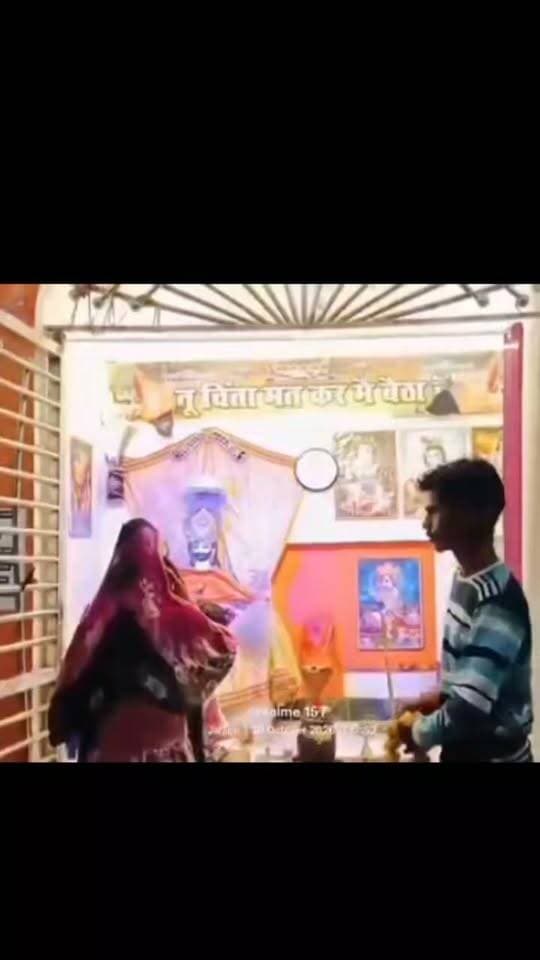 मंदिर में एक-दूसरे को पहनाई वरमाला, साथ रहने के लिए तैयार कराया लिखित प्रलेख
जालौन। जिले के कैलिया क्षेत्र में एक युवक और युवती द्वारा मंदिर में वरमाला पहनाकर विवाह की रस्म पूरी करने और साथ रहने की इच्छा जताते हुए लिखित प्रलेख तैयार कराने का मामला सामने आया है।
प्रलेख के अनुसार, कैलिया क्षेत्र निवासी करीब 22 वर्षीय सोनम और 23 वर्षीय शैलेन्द्र कुमार पिछले लगभग दो वर्षों से एक-दूसरे को जानते हैं। दोनों ने स्वयं को बालिग बताते हुए अपनी मर्जी से साथ रहने का निर्णय लेने की बात कही है।
लिखित प्रलेख में दोनों पक्षों ने दावा किया है कि उनके संबंधों की जानकारी परिजनों को है और उन्हें परिवार की सहमति भी प्राप्त है। प्रलेख के मुताबिक, दोनों ने छठी माता मंदिर में हिंदू रीति-रिवाज के अनुसार एक-दूसरे को वरमाला पहनाकर विवाह की रस्म पूरी की और पति-पत्नी के रूप में साथ रहने की इच्छा जताई!!
