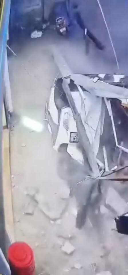 बाल-बाल बचा दोपहिया वहान पर बैठा युवक, सुदामा मार्ग का बताया जा रहा वायरल वीडियो #reels #trending #rishikesh #twowheeler #cctv