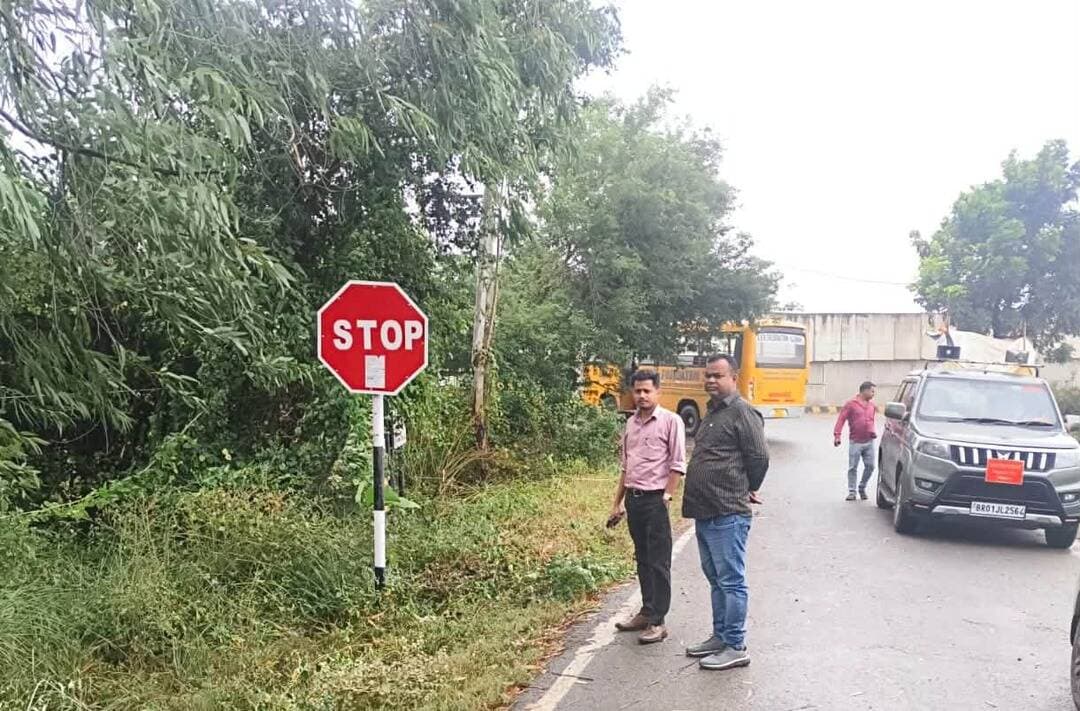 रोहतास जिले में ग्रामीण सड़कों की गुणवत्ता सुनिश्चित करने, सड़क निर्माण कार्यों की स्थिति का आकलन करने तथा लोगों को बेहतर एवं सुगम आवागमन की सुविधा उपलब्ध कराने के उद्देश्य से आज दिनांक 29.10.2026 को जिला पदाधिकारी, रोहतास के निर्देश पर जिले में व्यापक स्तर पर सड़क गुणवत्ता जांच अभियान चलाया गया। इस अभियान के तहत जिले के ग्रामीण कार्य विभाग के चारों प्रमंडलों के अंतर्गत आने वाली कुल 791 सड़कों की गुणवत्ता का जायजा लिया गया।
जिला पदाधिकारी के निर्देशानुसार आयोजित इस जांच अभियान में जिलास्तरीय एवं प्रखंडस्तरीय पदाधिकारियों के साथ-साथ संबंधित अभियंताओं द्वारा विभिन्न क्षेत्रों में जाकर सड़कों की स्थिति का निरीक्षण किया गया। इस दौरान ग्रामीण कार्य विभाग के चारों प्रमंडलों के अंतर्गत आने वाली सड़कों की गुणवत्ता का आकलन करने के उद्देश्य से निरीक्षण कार्य किया गया। अभियान का मुख्य उद्देश्य ग्रामीण क्षेत्रों में निर्मित एवं संचालित सड़कों की वास्तविक स्थिति की जानकारी प्राप्त करना तथा सड़क गुणवत्ता से संबंधित आवश्यक तथ्यों को संकलित करना है।
ग्रामीण क्षेत्रों में सड़कें आवागमन, शिक्षा, स्वास्थ्य, कृषि, व्यापार एवं अन्य आवश्यक सेवाओं तक पहुंच का प्रमुख माध्यम हैं। ऐसे में सड़कों की गुणवत्ता बनाए रखना और उनके निर्माण एवं रखरखाव से संबंधित कार्यों की नियमित निगरानी करना अत्यंत महत्वपूर्ण है। इसी उद्देश्य से जिला पदाधिकारी द्वारा जिले की ग्रामीण सड़कों की गुणवत्ता की जांच के लिए संबंधित पदाधिकारियों एवं अभियंताओं को आवश्यक निर्देश दिए गए।
निर्देश के आलोक में गठित निरीक्षण व्यवस्था के तहत संबंधित अधिकारियों एवं अभियंताओं द्वारा जिले के विभिन्न क्षेत्रों में स्थित सड़कों का जायजा लिया गया।
निरीक्षण के उपरांत संबंधित पदाधिकारियों एवं अभियंताओं द्वारा जांच से संबंधित रिपोर्ट तैयार की जा रही है। जिला पदाधिकारी द्वारा जांच रिपोर्ट को लेकर वीडियो कॉन्फ्रेंसिंग के माध्यम से समीक्षा की गयी। संबंधित पदाधिकारियों को कल तक सभी जांच रिपोर्ट तैयार करने का निर्देश दिए गए।
जिला प्रशासन द्वारा ग्रामीण क्षेत्रों में आधारभूत संरचनाओं की गुणवत्ता सुनिश्चित करने तथा विकास कार्यों की नियमित निगरानी पर विशेष ध्यान दिया जा रहा है। सड़क गुणवत्ता जांच का यह अभियान इसी दिशा में एक महत्वपूर्ण कदम है।
#IPRD
#BiharGovernment
#PublicService
#RWD
#CMSamrat
#samratchoudhary
Information & Public Relations Department, Government of Bihar
Road Construction Department, Government of Bihar