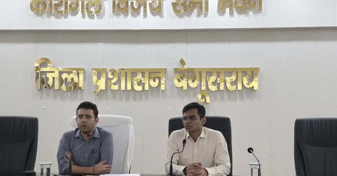 जिला पदाधिकारी श्री रिची पांडेय की अध्यक्षता में ग्रामीण विकास एवं पंचायती राज विभाग की योजनाओं की समीक्षा बैठक आयोजित की गई। बैठक में कायाकल्प अभियान की योजनाओं की प्रगति, प्लास्टिक वेस्ट मैनेजमेंट यूनिट के सुचारु संचालन तथा प्रधानमंत्री आवास योजना के द्वितीय किस्त भुगतान में एक सप्ताह के भीतर सुधार लाने का निर्देश दिया गया।
आगामी छठ पर्व के मद्देनजर जिले की सभी सोलर स्ट्रीट लाइटों की जाँच एवं खराब लाइटों की मरम्मत सुनिश्चित करने को कहा गया, ताकि छठ घाटों और संबंधित मार्गों पर पर्याप्त रोशनी उपलब्ध रहे। जिला पदाधिकारी ने योजनाओं की गुणवत्ता, नियमित निगरानी एवं समयबद्ध क्रियान्वयन पर विशेष जोर दिया।
IPRD Bihar
#begusarai
Rural Development Department, Govt. of Bihar
Panchayati Raj Department, Govt. of Bihar.