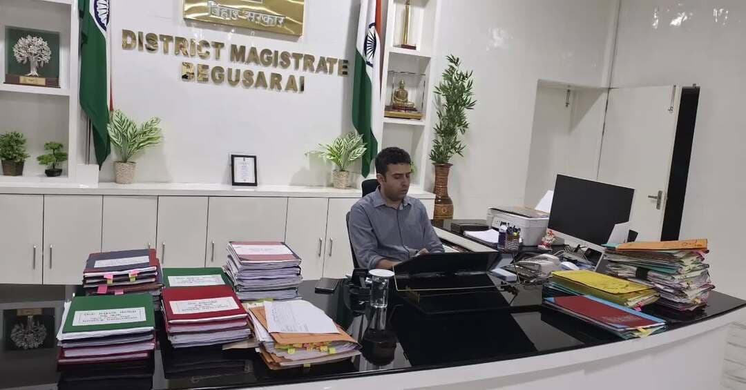 कारा की जिला सशक्त समिति की बैठक आयोजित, नौ मामलों पर हुई चर्चा
जिला पदाधिकारी, बेगूसराय श्री रिची पांडेय की अध्यक्षता में आज कारा की जिला सशक्त समिति की बैठक आयोजित की गई। बैठक में जिला विधिक सेवा प्राधिकार के सचिव श्री करुणानिधि प्रसाद आर्य, जिला प्रोबेशन पदाधिकारी एवं प्रभारी कारा अधीक्षक, बेगूसराय सहित संबंधित पदाधिकारी उपस्थित थे। बैठक में कुल नौ मामलों पर विचार-विमर्श किया गया।
बैठक में ऐसे बंदियों के मामलों की समीक्षा की गई, जिन्हें माननीय न्यायालय से जमानत मिल चुकी है, लेकिन आर्थिक कठिनाइयों के कारण वे जमानत की शर्तों के अनुरूप बंधपत्र प्रस्तुत करने में असमर्थ हैं। समिति द्वारा संबंधित बंदियों की आर्थिक एवं सामाजिक स्थिति तथा प्रोबेशन रिपोर्ट के आधार पर निर्धारित प्रावधानों एवं पात्रता के अनुरूप आवश्यक सहायता उपलब्ध कराने पर विचार किया गया।
इस पहल का उद्देश्य यह सुनिश्चित करना है कि केवल आर्थिक रूप से कमजोर होने के कारण जमानत प्राप्त बंदियों को जेल में रहने की विवशता का सामना न करना पड़े तथा पात्र बंदियों को नियमानुसार आवश्यक सहायता उपलब्ध कराई जा सके।
IPRD Bihar
#begusarai
#cmsamrat