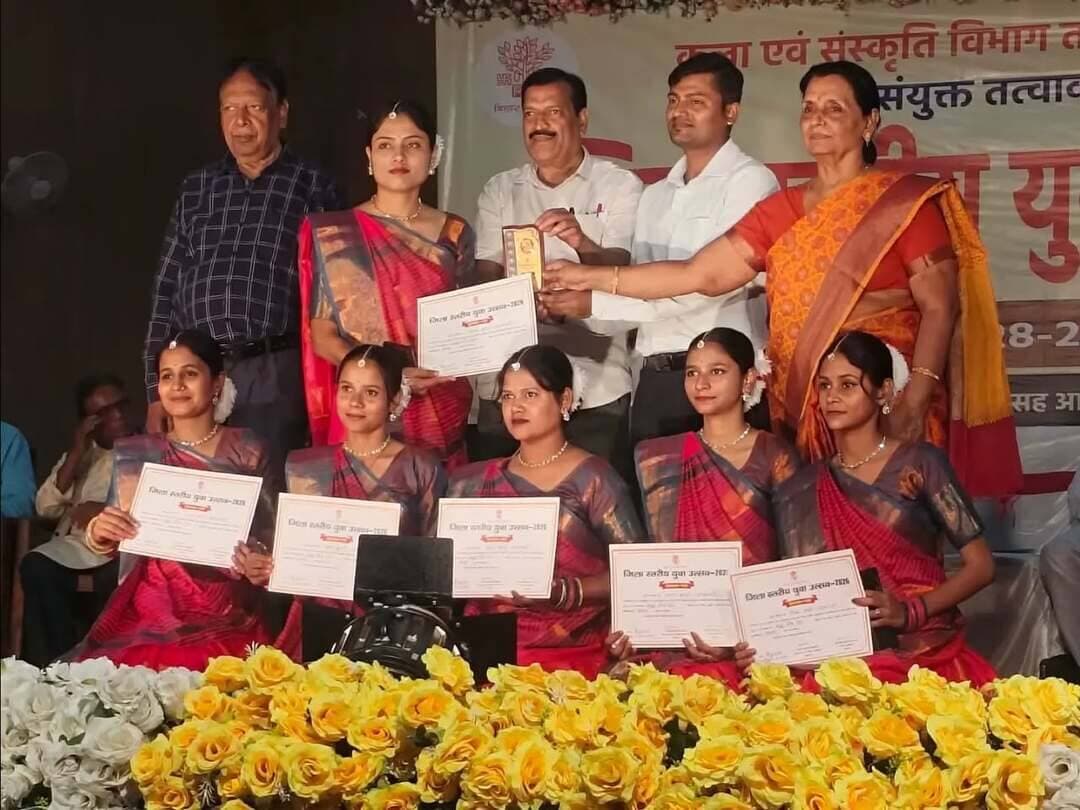 बेगूसराय जिला स्तरीय युवा उत्सव 2026 का उत्साहपूर्ण समापन, राज्य स्तरीय प्रतियोगिता के लिए प्रतिभागियों का चयन
कला एवं संस्कृति विभाग, बिहार तथा जिला प्रशासन, बेगूसराय के संयुक्त तत्वावधान में 28 एवं 29 अक्टूबर को आर्ट गैलरी (प्रेक्षागृह), बेगूसराय में आयोजित दो दिवसीय जिला स्तरीय युवा उत्सव 2026 का समापन हुआ। उत्सव में 15 से 29 वर्ष आयु वर्ग के युवाओं ने लोकगीत, लोक नृत्य, नुक्कड़ नाटक, चित्रकला, कविता एवं कहानी लेखन, फोटोग्राफी, मूर्तिकला, हस्तशिल्प, वादन सहित विभिन्न विधाओं में अपनी प्रतिभा का प्रदर्शन किया। उत्कृष्ट प्रदर्शन करने वाले प्रतिभागियों का चयन राज्य स्तरीय युवा उत्सव के लिए किया गया।
समापन समारोह में विभिन्न विधाओं के विजेताओं को पुरस्कृत एवं सम्मानित किया गया तथा सभी प्रतिभागियों को सहभागिता प्रमाणपत्र प्रदान किए गए। जिला कला एवं संस्कृति पदाधिकारी श्री श्याम कुमार सहनी ने युवाओं की प्रस्तुतियों की सराहना करते हुए उन्हें भविष्य में भी सांस्कृतिक एवं रचनात्मक गतिविधियों में सक्रिय भागीदारी के लिए प्रेरित किया।
IPRD Bihar
Department of Art and Culture , Gov. Of Bihar
#begusarai
#cmsamrat