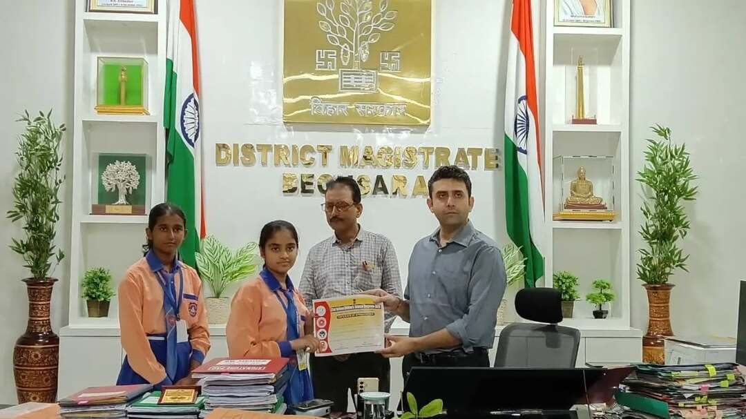 जिला पदाधिकारी श्री रिची पांडेय ने 32वीं राष्ट्रीय बाल विज्ञान कांग्रेस 2026 के राज्य स्तरीय आयोजन में बेगूसराय का प्रतिनिधित्व करने वाले चयनित बाल वैज्ञानिकों से मुलाकात कर उन्हें सम्मानित किया तथा बेहतर प्रदर्शन के लिए शुभकामनाएं दीं।
राज्य स्तरीय बाल विज्ञान कांग्रेस का आयोजन 1 से 3 नवंबर 2026 तक माउंट लिट्रा पब्लिक स्कूल, उलाव, बेगूसराय में होगा। जिला स्तरीय प्रतियोगिता में चयनित 10 बाल वैज्ञानिक इसमें भाग लेंगे।
बाल विज्ञान कांग्रेस का उद्देश्य बच्चों में वैज्ञानिक दृष्टिकोण, जिज्ञासा एवं अनुसंधान की प्रवृत्ति विकसित करना है। बेगूसराय में चौथी बार राज्य स्तरीय बाल विज्ञान कांग्रेस का आयोजन होना जिले के लिए गौरव की बात है।
इस अवसर पर जिला समन्वयक सह क्षेत्रीय समन्वयक श्री हर्षवर्द्धन कुमार, निर्णायक मंडल के सदस्य श्री आरपी मंडल, प्रखंड समन्वयक श्री भवेश कुमार, श्रीमती वंदना कुमारी सहित अन्य शिक्षक उपस्थित थे।
IPRD Bihar
#begusarai
#samratchoudhary