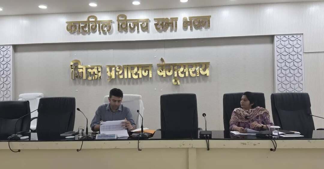 जिला पदाधिकारी श्री रिची पांडेय की अध्यक्षता में जिला आपूर्ति टास्क फोर्स की बैठक में खाद्यान्न वितरण, राशन कार्ड ई-केवाईसी, आधार सीडिंग एवं जन वितरण प्रणाली की दुकानों के निरीक्षण की समीक्षा की गई।
जिले में ई-केवाईसी की प्रगति मात्र 56.35% पाए जाने पर जिला पदाधिकारी ने असंतोष जताते हुए खराब प्रदर्शन करने वाले प्रखंड आपूर्ति पदाधिकारियों का वेतन स्थगित करने तथा एक सप्ताह में सुधार नहीं होने पर विभागीय कार्रवाई का निर्देश दिया। अक्टूबर माह के अंत तक शत-प्रतिशत खाद्यान्न वितरण सुनिश्चित करने एवं नवंबर माह के खाद्यान्न का समय पर उठाव और वितरण करने को कहा गया।
IPRD Bihar
#begusarai
#cmsamrat