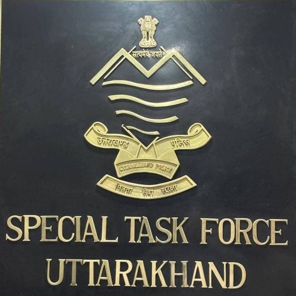🚨<nis:link nis:type=tag nis:id=बड़ी_खबर nis:value=बड़ी_खबर nis:enabled=true nis:link/> नैनीताल में नाबालिग के यौन शोषण और वीडियो रिकॉर्डिंग का मामला, STF की कार्रवाई में 150 मुकदमे दर्ज
उत्तराखंड में बच्चों के ऑनलाइन यौन शोषण और उनसे संबंधित अवैध सामग्री के खिलाफ स्पेशल टास्क फोर्स (STF) ने कार्रवाई तेज कर दी है। STF की साइबर टेक्निकल टीम ने वर्ष 2026 में अब तक NCMEC/CyberTipline और नेशनल साइबर क्राइम रिपोर्टिंग पोर्टल (NCRP) से प्राप्त सूचनाओं के आधार पर प्रदेश में करीब 150 मुकदमे दर्ज कराए हैं।
इसी अभियान के तहत नैनीताल जिले के हल्द्वानी में दर्ज एक मामले की जांच के दौरान एक युवक से जुड़े डिजिटल साक्ष्यों के आधार पर बाल यौन शोषण संबंधी सामग्री इंटरनेट से खोजने और डाउनलोड करने के तथ्य सामने आए। जांच में एक नाबालिग के साथ कथित अश्लील कृत्य की वीडियोग्राफी से संबंधित तथ्य भी प्रकाश में आए हैं।
11 साइबर शिकायतों के आधार पर दर्ज हुआ मुकदमा
STF के अनुसार, 25 अक्टूबर 2026 को NCRP के माध्यम से प्राप्त 11 शिकायतों के आधार पर हल्द्वानी कोतवाली में मुकदमा संख्या 373/2026 दर्ज किया गया। मामले में पॉक्सो अधिनियम की धारा 14/15 और सूचना प्रौद्योगिकी अधिनियम की धारा 67(B) के तहत जांच की गई।
पुलिस ने तकनीकी इनपुट और डिजिटल साक्ष्यों का विश्लेषण कर संबंधित व्यक्ति की पहचान की। इसके बाद मामले में नियमानुसार वैधानिक कार्रवाई की गई।
मोबाइल, लैपटॉप और टैबलेट की जांच में अहम साक्ष्य
विवेचना के दौरान दो रियलमी मोबाइल फोन, एक लेनोवो टैबलेट, एक HP लैपटॉप और एक ओप्पो मोबाइल का खाली बॉक्स बरामद किया गया। डिजिटल उपकरणों की जांच में ब्राउजर की सर्च हिस्ट्री, डाउनलोड हिस्ट्री और अन्य डिजिटल प्रविष्टियों में आपत्तिजनक सामग्री से संबंधित साक्ष्य मिलने की बात सामने आई।
पुलिस के मुताबिक, लैपटॉप की एक ड्राइव में मौजूद फोल्डर के साथ-साथ ब्रेव ब्राउजर की हिस्ट्री, डाउनलोड रिकॉर्ड और रीसायकल बिन में भी संबंधित डिजिटल फाइलें मिलीं। गूगल क्रोम ब्राउजर में लॉग-इन तीन ई-मेल आईडी का संबंध भी उपलब्ध जांच तथ्यों के आधार पर साइबरटिपलाइन से प्राप्त शिकायतों से पाया गया।
डार्क वेब और डिस्कॉर्ड के इस्तेमाल की भी जांच
STF की ओर से जारी प्रेस नोट के अनुसार, मामले में इंटरनेट के विभिन्न माध्यमों से बाल यौन शोषण संबंधी अवैध सामग्री खोजने और डाउनलोड करने से जुड़े तथ्य सामने आए हैं। जांच में डार्क वेब और डिस्कॉर्ड के माध्यम से ऐसी सामग्री तक पहुंच बनाने की गतिविधियों का भी उल्लेख किया गया है।
पुलिस मामले से जुड़े डिजिटल साक्ष्यों का विश्लेषण कर रही है और संबंधित कानूनी प्रावधानों के तहत कार्रवाई की गई है।
बच्चों की ऑनलाइन सुरक्षा STF की प्राथमिकता
STF अधिकारियों के अनुसार, NCMEC/CyberTipline और NCRP से मिलने वाली सूचनाओं का तकनीकी विश्लेषण कर संदिग्ध गतिविधियों की पहचान की जाती है। इसके बाद संबंधित जिलों की पुलिस को कार्रवाई के लिए जानकारी उपलब्ध कराई जाती है। वर्ष 2026 में अब तक करीब 150 मुकदमे दर्ज होना इसी अभियान का हिस्सा है।
उत्तराखंड पुलिस ने आमजन से अपील की है कि वे बच्चों की ऑनलाइन गतिविधियों के प्रति सतर्क रहें। बच्चों से संबंधित यौन शोषण की अवैध सामग्री को डाउनलोड, संग्रहित या साझा न करें। किसी भी संदिग्ध गतिविधि की जानकारी मिलने पर तत्काल पुलिस को सूचित करें।
<nis:link nis:type=tag nis:id=uttarakhandpolice nis:value=UttarakhandPolice nis:enabled=true nis:link/> <nis:link nis:type=tag nis:id=stf nis:value=STF nis:enabled=true nis:link/> <nis:link nis:type=tag nis:id=nainital nis:value=Nainital nis:enabled=true nis:link/> <nis:link nis:type=tag nis:id=childsafety nis:value=ChildSafety nis:enabled=true nis:link/> <nis:link nis:type=tag nis:id=cybercrime nis:value=CyberCrime nis:enabled=true nis:link/> <nis:link nis:type=tag nis:id=newsmafiya nis:value=newsmafiya nis:enabled=true nis:link/> <nis:link nis:type=tag nis:id=crimenews nis:value=CrimeNews nis:enabled=true nis:link/> <nis:link nis:type=tag nis:id=haldwani nis:value=haldwani nis:enabled=true nis:link/> <nis:link nis:type=tag nis:id=nainital nis:value=nainital nis:enabled=true nis:link/>