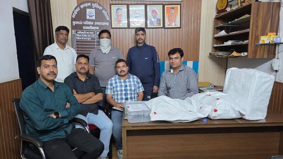 🚨काशीपुर में STF की बड़ी कार्रवाई, अवैध इंटरनेशनल कॉल सेंटर का भंडाफोड़; एक आरोपी गिरफ्तार
21 दिनों में किए गए 45,453 आउटगोइंग कॉल, ILD गेटवे बाईपास और रोबो कॉलिंग की आशंका
NS Enterprise के नाम से चल रहा था संदिग्ध टेलीकॉम सेटअप, जियो-अयरटेल राउटर समेत कई इलेक्ट्रॉनिक उपकरण बरामद
उत्तराखंड स्पेशल टास्क फोर्स (STF) ने ऊधमसिंह नगर जिले के काशीपुर में बड़ी कार्रवाई करते हुए NS Enterprise के नाम से संचालित एक संदिग्ध टेलीकॉम सेटअप का भंडाफोड़ किया है। प्रारंभिक जांच में SIP कनेक्शन के जरिए इंटरनेशनल लॉन्ग डिस्टेंस (ILD) गेटवे बाईपास और ऑटोमेटेड यानी रोबो कॉलिंग किए जाने की आशंका सामने आई है। इस मामले में STF ने एक आरोपी नईमुद्दीन को गिरफ्तार किया है।
STF के अनुसार, संबंधित सेटअप से महज 21 दिनों के भीतर 45,453 आउटगोइंग कॉल किए जाने की जानकारी सामने आई। मामले की गंभीरता को देखते हुए STF की साइबर क्राइम कुमाऊं यूनिट ने दूरसंचार विभाग (DoT) की टीम के साथ संयुक्त कार्रवाई कर मौके पर तकनीकी जांच की।
कंप्यूटर और डिजिटल सिस्टम से जुटाए अहम साक्ष्य
जांच के दौरान कंप्यूटर सिस्टम में Linux आधारित वर्चुअल मशीन, FreePBX लॉगिन, रिमोट एक्सेस सॉफ्टवेयर और SSH क्लाइंट से संबंधित डिजिटल साक्ष्य मिले। इसके अलावा WhatsApp Web से जुड़ा डेटा और SIP ट्रंक, SIP केबल तथा इंटरनेट कनेक्शन के संबंध में हुई बातचीत भी सामने आई है।
टीम ने कंप्यूटर सिस्टम और वर्चुअल मशीन का RAM Dump, सिस्टम लॉग्स तथा अन्य डिजिटल साक्ष्यों को सुरक्षित किया है। अब इनकी तकनीकी जांच की जा रही है, ताकि कॉलिंग गतिविधियों और नेटवर्क के संचालन से जुड़ी पूरी जानकारी जुटाई जा सके।
फर्म की आड़ में चल रहा था संदिग्ध टेलीकॉम सेटअप
STF के मुताबिक, आरोपी ने NS Enterprise के नाम से फर्म स्थापित कर काशीपुर में कार्यालय किराये पर लिया था। यहां इंटरनेट और SIP कनेक्शन के साथ कंप्यूटर, राउटर तथा अन्य नेटवर्किंग उपकरणों का इस्तेमाल किया जा रहा था।
दूरसंचार विभाग से मिले इनपुट के आधार पर इस सेटअप के जरिए ILD गेटवे बाईपास और स्वचालित कॉलिंग किए जाने की आशंका जताई गई। हालांकि, इन गतिविधियों के उद्देश्य और अन्य संभावित संलिप्त व्यक्तियों की भूमिका की जांच अभी जारी है।
ये उपकरण किए गए बरामद
कार्रवाई के दौरान STF ने एक कंप्यूटर, तीन जियो राउटर, एक एयरटेल राउटर, एक SETU VTEP उपकरण, पेन ड्राइव, मोबाइल फोन और अन्य नेटवर्किंग उपकरण बरामद किए हैं। कंप्यूटर सिस्टम और वर्चुअल मशीन से संबंधित डिजिटल डेटा भी जांच के लिए सुरक्षित किया गया है।
आरोपी के खिलाफ मुकदमा दर्ज
गिरफ्तार आरोपी की पहचान नईमुद्दीन पुत्र जाहिद हुसैन, निवासी मनकुआ मकसूदपुर, थाना डिलारी, जिला मुरादाबाद, उत्तर प्रदेश के रूप में हुई है। आरोपी के खिलाफ साइबर क्राइम पुलिस स्टेशन कुमाऊं, रुद्रपुर में भारतीय न्याय संहिता, 2023 की धारा 318(4) और 61(2), सूचना प्रौद्योगिकी अधिनियम की धारा 66(C) और 66(D) तथा दूरसंचार अधिनियम, 2023 की धारा 42(1) और 42(3) के तहत मुकदमा दर्ज किया गया है।
STF अन्य संभावित सहयोगियों और इस नेटवर्क से जुड़े व्यक्तियों की भूमिका की भी जांच कर रही है। एजेंसी के अनुसार, एक माह के भीतर सिम बॉक्स और अवैध टेलीकॉम सेटअप से जुड़े तीन मुकदमे दर्ज कर चार आरोपियों को जेल भेजा जा चुका है।
यह कार्रवाई मुख्यमंत्री के निर्देशों और पुलिस महानिदेशक दीपम सेठ के दिशा-निर्देशन में STF के वरिष्ठ अधिकारियों के नेतृत्व में की गई। अभियान में पुलिस महानिरीक्षक STF/साइबर नीलेश आनंद भरणे और वरिष्ठ पुलिस अधीक्षक STF अजय सिंह के नेतृत्व में साइबर क्राइम कुमाऊं यूनिट तथा दूरसंचार विभाग की टीम शामिल रही।
साइबर ठगी होने पर यहां करें शिकायत: किसी भी तरह की साइबर वित्तीय धोखाधड़ी होने पर तत्काल हेल्पलाइन नंबर 1930 पर कॉल करें या राष्ट्रीय साइबर अपराध रिपोर्टिंग पोर्टल पर शिकायत दर्ज करें। समय पर शिकायत करने से ठगी की रकम रोकने की संभावना बढ़ सकती है।