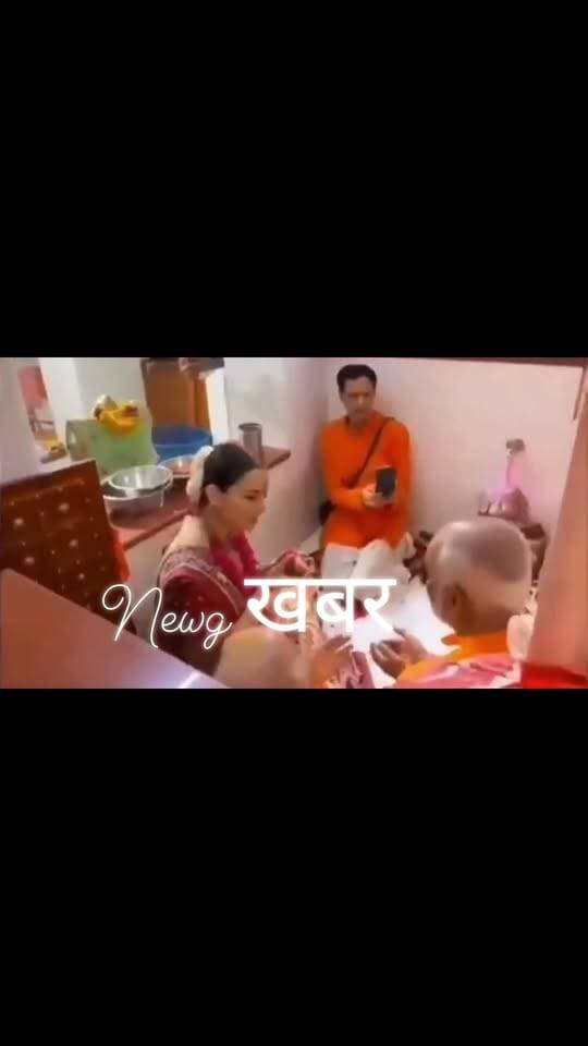 मंडी की सांसद कंगना रनौत ने प्रधानमंत्री नरेंद्र मोदी की दीर्घायु व देश की खुशहाली के लिए मंदिर में की प्रार्थना