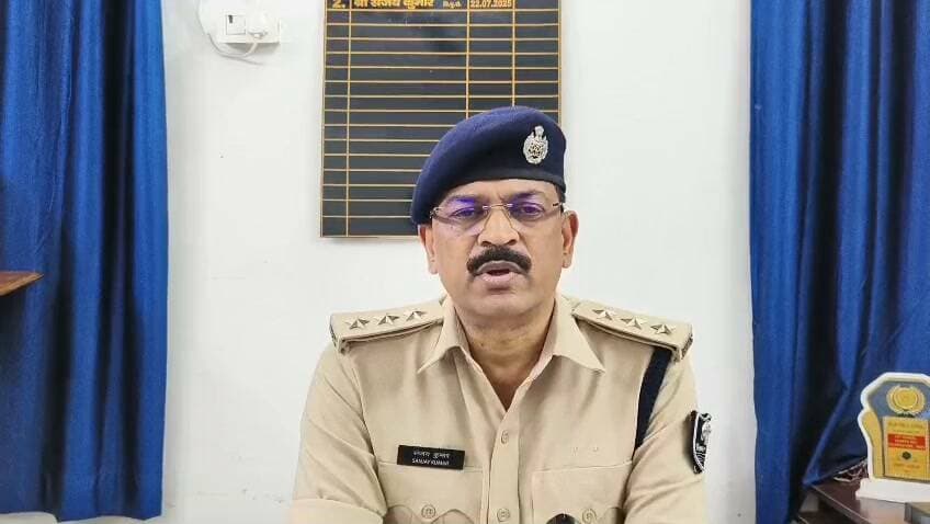 दिनांक-27.10.2026 को प्राथमिक स्वास्थ्य, केन्द्र कल्याणपुर में संध्या करीब 08:30 बजे गोली लगने से जख्मी रजनीश कुमार उम्र करीब 23 वर्ष पिता राज साहेब साकिन मधुरापुर, थाना कल्याणपुर, जिला समस्तीपुर को ईलाज कराये जाने की सूचना प्राप्त हुई थी जिन्हें बेहतर ईलाज हेतुं DMCH रेफर किया गया था।
जिसमें प्रारम्भिक आसूचना प्राप्त हुई थी कि उसके ही साथियो के द्वारा चलाई गई गोली से वह जख्मी हुआ है। मामले की जाँच के दौरान पाया गया कि दिनांक-27.10.2026 को संध्या 7 बजे कल्याणपुर थाना क्षेत्र में ही खोरवन पुलिया के पास रंजित कुमार पिता स्व० शिवचन्द्र राय साकिन सोमनाहा थाना चकमेहसी, जिला समस्तीपुर से एक मोटरसाईकिल पर सवार चार अपराधियो के द्वारा पिस्टल का भय दिखा कर उनके पास से एक रेडमी कम्पनी का मोबाईल छिन लिया गया। जिसपर हल्ला करने पर ग्रामीणो द्वारा पकड़ने के प्रयास में उनलोगो के द्वारा गोली फायरिंग कर दिया गया। जिससे उनलोगो में से ही किसी को गोली लगा और वे लोग बाईक से भाग गये। जब सुबह में मोबाईल पर न्यूज देखे तो मोबाईल छिनने की घटना में शामिल जख्मी (रजनीश कुमार) को वह पहचान गये।
उनके आवेदन पर कल्याणपुर थाना कांड सं.402/2026, दिनांक-28.10.2026, धारा-309(4) BNS & 27 Arms Act विरूद्ध 1. रजनीश कुमार सहित 2. रितीक कुमार महतो 3-राजन कुमार सहनी रितेश कुमार सभी साकिन मधुरापुर, थाना कल्याणपुर जिला समस्तीपुर दर्ज कर कार्रवाई करते हुए कल्याणपुर थाना के द्वारा एक अपराधी राजन कुमार सहनी को गिरफ्तार कर जेल भेजी जा रही है, शेष अपराधकर्मियो की गिरफ्तारी हेतु अग्रतर कार्रवाई की जा रही है। राजन कुमार सहनी के विरूद्ध पूर्व से कल्याणपुर थाना कांड सं. 330/2026, दिनांक-26.08.2026, धारा-331 (4)/305 BNS दर्ज है।
(1) घटनास्थल पर से बरामद प्रदर्शः-
1-एक फायर किया हुआ गोली का खोखा।
2-घटना में प्रयुक्त बाईक।
(2). गिरफ्तार अभियुक्त का नाम पताः-
1. राजन कुमार सहनी पिता सुनील चौधरी साकिन मधुरापुर, थाना ल्याणपुर जिला समस्तीपुर।
(3) छापामारी दल में शामिल पुलिस पदाधिकारी/कर्मी
1. पु०नि० सह थानाध्यक्ष रणवीर कुमार राउत, कल्याणपुर थाना।
2. पु०अ०नि० अभिजीत कुमार सतीश कल्याणपुर थाना।
3. पु०अ०नि० कृष्णा शर्मा, कल्याणपुर थाना।
4. स०अ०नि० विजय पासवान, कल्याणपुर थाना। एवं सदर-2 के QRT GUARD के सिपाही।