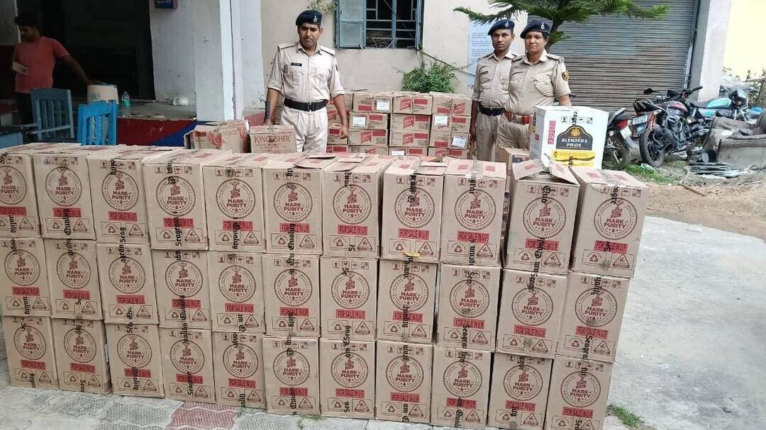 कल्याणपुर थाना पुलिस के द्वारा गुप्त सूचना के आधार पर की गई छापामारी के क्रम में ग्राम खजुरी से एक पिकअप पर लदे 1708 लीटर विदेशी शराब को किया गया बरामद। जिस संबध में कल्याणपुर थाना कांड सं0-399/26 धारा-30 (ए) बिहार मद्य निषेध एवं उत्पाद (संशोधित) अधिनियम 2022 दर्ज कर अग्रतर विधि सम्मत कार्रवाई की जा रही है। तथा नामजद अभियुक्तों की गिरफ्तारी हेतु छापामारी की जा रही हैं।
बरामदगीः-
1708 लीटर विदेशी शराब एवं 01 पिकअप
छापेमारी में शामिल पदाधिकारी/कमी एलिस
01. पु०नि० रणवीर कुमार राउत, थानाध्यक्ष कल्याणपुर थाना।
02. पु०अ०नि० कृष्णा शर्मा, कल्याणपुर थाना।
03. सशस्त्र बल कल्याणपुर थाना।