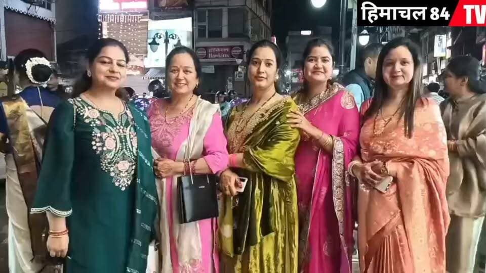 चांद के दीदार से पहले, चांद निकलने का इंतजार करती सुहागिनें