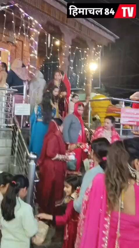 चांद के दीदार से पहले मंदिरों में पूजा अर्चना, गूंजे करवा चौथ के भक्ति गीत, सुहागिनों ने लिया मां भगवती का आशीर्वाद सुखी दांपत्य जीवन की कामना
