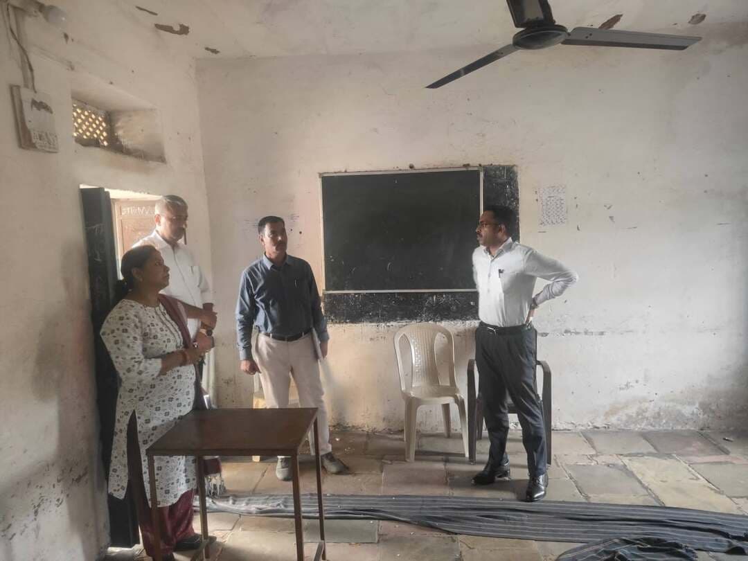 *पंचायतीराज आम चुनाव-2026: जिला निर्वाचन अधिकारी एवं एसपी ने क्रिटिकल मतदान केंद्रों का किया निरीक्षण*
*बेड़ावल, सती की चोरी एवं सड़ामानपुरा के मतदान केंद्रों पर व्यवस्थाओं का लिया जायजा*
*सुरक्षा व्यवस्था, बिजली, रोशनी, पेयजल एवं मतदान दलों के ठहरने की समुचित व्यवस्था सुनिश्चित करने के निर्देश*
सलूंबर, 25 अक्टूबर। पंचायतीराज आम चुनाव-2026 के तहत मतदान प्रक्रिया को शांतिपूर्ण, निष्पक्ष एवं सुव्यवस्थित ढंग से संपन्न कराने के लिए जिला प्रशासन एवं पुलिस विभाग द्वारा चुनावी तैयारियों की निरंतर समीक्षा की जा रही है। इसी क्रम में रविवार को जिला निर्वाचन अधिकारी एवं जिला कलक्टर श्री मुहम्मद जुनेद पी.पी. तथा पुलिस अधीक्षक श्री विशनाराम विश्नोई ने बेड़ावल, सती की चोरी एवं सड़ामानपुरा क्षेत्र के विभिन्न क्रिटिकल मतदान केंद्रों का निरीक्षण कर चुनावी व्यवस्थाओं का जायजा लिया। उन्होंने संबंधित अधिकारियों को निर्वाचन आयोग के दिशा-निर्देशों के अनुरूप सभी आवश्यक व्यवस्थाएं समय पर सुनिश्चित करने के निर्देश दिए।
निरीक्षण के दौरान दोनों अधिकारियों ने मतदान केंद्रों पर उपलब्ध आधारभूत सुविधाओं, सुरक्षा व्यवस्था, मतदान दलों के ठहरने तथा अन्य आवश्यक इंतजामों की जानकारी ली। उन्होंने निर्देश दिए कि मतदान से पूर्व सभी व्यवस्थाओं की जांच कर कमियों को समय रहते दूर किया जाए, ताकि मतदान दलों एवं मतदाताओं को किसी प्रकार की परेशानी का सामना नहीं करना पड़े।
*बिजली, रोशनी एवं जनरेटर की व्यवस्था सुनिश्चित करें*
जिला निर्वाचन अधिकारी ने संबंधित अधिकारियों को निर्देश दिए कि सभी मतदान केंद्रों पर विद्युत आपूर्ति, पर्याप्त रोशनी तथा आवश्यकता के अनुसार जनरेटर की समुचित व्यवस्था सुनिश्चित की जाए। उन्होंने मतदान केंद्रों पर स्वच्छ पेयजल सहित अन्य आवश्यक सुविधाएं उपलब्ध करवाने पर जोर देते हुए कहा कि निर्वाचन कार्य से जुड़ी व्यवस्थाओं में किसी प्रकार की लापरवाही नहीं बरती जाए।
*मतगणना कक्षों में सुरक्षा एवं प्रकाश व्यवस्था के निर्देश*
जिला निर्वाचन अधिकारी ने मतगणना कक्षों का निरीक्षण कर वहां उपलब्ध व्यवस्थाओं का जायजा लिया। उन्होंने मतगणना कक्षों में पर्याप्त प्रकाश व्यवस्था एवं सुरक्षा के पुख्ता इंतजाम सुनिश्चित करने के निर्देश दिए। उन्होंने कहा कि चुनाव से संबंधित सभी कार्य निर्वाचन आयोग के दिशा-निर्देशों के अनुरूप निर्धारित समयावधि में पूर्ण किए जाएं, जिससे मतदान एवं मतगणना की प्रक्रिया सुचारू रूप से संपन्न हो सके।
*मतदान दलों के ठहरने एवं भोजन की व्यवस्थाओं की समीक्षा*
निरीक्षण के दौरान जिला निर्वाचन अधिकारी ने मतदान दलों के ठहरने, रहने एवं भोजन की व्यवस्थाओं की भी जानकारी ली। उन्होंने संबंधित अधिकारियों को निर्देश दिए कि मतदान दलों के लिए आवश्यक सुविधाएं समय पर उपलब्ध करवाई जाएं। मतदान केंद्रों पर व्यवस्थाओं की पूर्व जांच कर यह सुनिश्चित किया जाए कि मतदान दलों को अपने दायित्वों के निर्वहन में किसी प्रकार की असुविधा नहीं हो।
*क्रिटिकल मतदान केंद्रों पर सुरक्षा के पुख्ता इंतजाम करने के निर्देश*
पुलिस अधीक्षक श्री विशनाराम विश्नोई ने मतदान केंद्रों पर कानून-व्यवस्था एवं सुरक्षा संबंधी व्यवस्थाओं की समीक्षा की। उन्होंने पुलिस अधिकारियों को क्रिटिकल एवं संवेदनशील मतदान केंद्रों पर विशेष सतर्कता बरतने तथा सुरक्षा के पुख्ता इंतजाम सुनिश्चित करने के निर्देश दिए। उन्होंने कहा कि निर्वाचन प्रक्रिया के दौरान कानून-व्यवस्था बनाए रखने के लिए पुलिस एवं प्रशासन के अधिकारी आपसी समन्वय से कार्य करें तथा किसी भी संभावित स्थिति से निपटने के लिए आवश्यक तैयारियां रखें।
निरीक्षण के दौरान रिटर्निंग अधिकारी (आरओ), लसाड़िया सहित पुलिस एवं प्रशासन के संबंधित अधिकारी उपस्थित रहे।