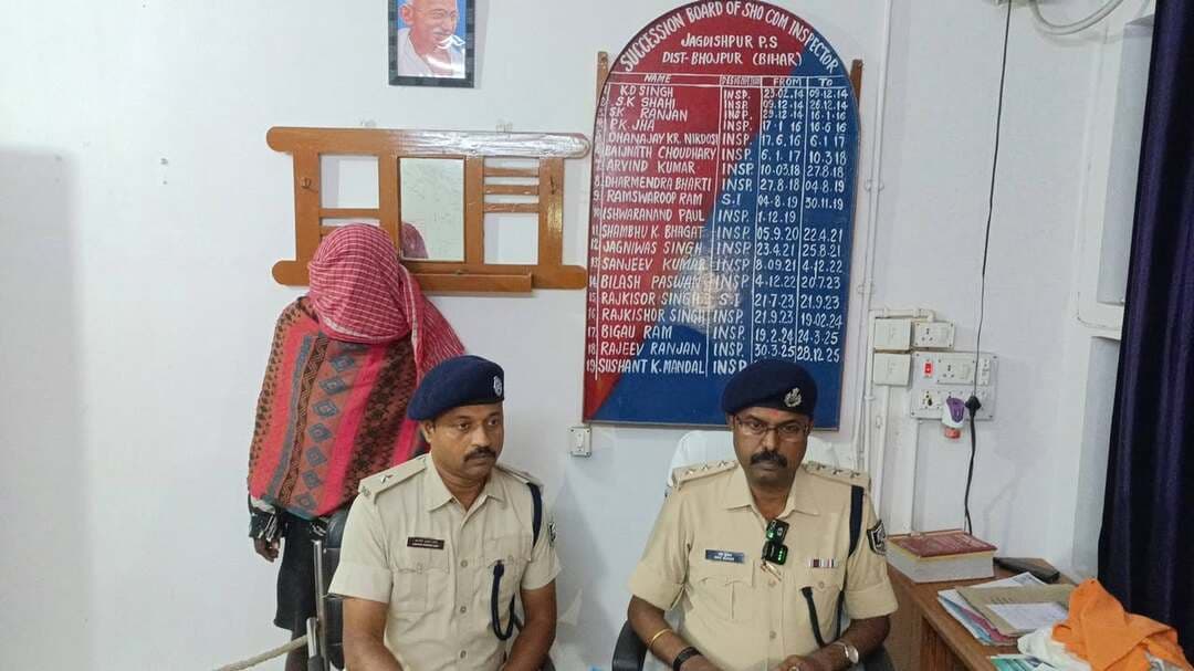 जमीन विवाद में रिश्ते का कत्ल, धान की फसल देखने खेत गए 70 वर्षीय चाचा की पीट-पीटकर हत्या
लाठी-डंडे से हमला कर उतारा मौत के घाट,भतीजा और उसकी मां गिरफ्तार
जगदीशपुर थाना क्षेत्र के रुपबांध गांव की घटना, पुलिस ने दो किलोमीटर तक खदेड़कर मुख्य आरोपित को पकड़ा, वारदात में इस्तेमाल डंडा बरामद
जमीन के पट्टेदारी विवाद में रिश्ते का कत्ल कर दिया गया। धान की फसल देखने खेत गए 70 वर्षीय बुजुर्ग की उनके ही भतीजे ने लाठी-डंडे से पीट-पीटकर हत्या कर दी। सिर में गंभीर चोट लगने के कारण बुजुर्ग की मौत हो गई। घटना गुरुवार की दोपहर जगदीशपुर थाना क्षेत्र के रुपबांध गांव में हुई। मृतक की पहचान रूपबांध गांव निवासी स्वर्गीय रामू यादव के पुत्र काशीनाथ यादव (70) के रूप में हुई है। मामले में पुलिस ने त्वरित कार्रवाई करते हुए मृतक के भतीजे सुनील यादव और उसकी मां सहिया देवी को गिरफ्तार कर लिया है। सहिया देवी मृतक की भाभी हैं। पुलिस ने घटना में इस्तेमाल किया गया डंडा भी बरामद कर लिया है। मृतक पेशे से किसान था।
धान की फसल देखने खेत गए थे बुजुर्ग
घटना के संबंध में मिली जानकारी के अनुसार, काशीनाथ यादव गुरुवार की दोपहर अपने खेत में धान की फसल देखने गए थे। इसी दौरान पहले से चले आ रहे जमीन के पट्टेदारी विवाद को लेकर उनके भतीजे सुनील यादव से विवाद हो गया। देखते ही देखते मामला मारपीट तक पहुंच गया। आरोप है कि सुनील यादव ने लाठी-डंडे से अपने चाचा पर हमला कर दिया। इस दौरान उनके सिर में गंभीर चोट लग गई। चोट अधिक होने के कारण उनकी मौत हो गई। घटना के बाद गांव में अफरा-तफरी मच गई। इसकी सूचना तत्काल जगदीशपुर थाने को दी गई।
दो किलोमीटर तक खदेड़कर मुख्य आरोपित को पकड़ा
सूचना मिलते ही जगदीशपुर थानाध्यक्ष आशीष कुमार साह पुलिस बल के साथ घटनास्थल पर पहुंचे और मामले की जानकारी वरीय पदाधिकारियों को दी। इसके बाद पुलिस ने वैज्ञानिक अनुसंधान और तकनीकी जांच के आधार पर आरोपितों की पहचान कर गिरफ्तारी के लिए छापेमारी शुरू की। पुलिस को मुख्य आरोपित सुनील यादव की जानकारी मिली तो थानाध्यक्ष ने उसका पीछा किया। पुलिस ने करीब दो किलोमीटर तक खदेड़कर उसे गिरफ्तार कर लिया। वहीं, सुनील की मां सहिया देवी को भी गिरफ्तार किया गया। पुलिस ने वारदात में इस्तेमाल किया गया डंडा भी बरामद कर लिया है।
*जमीन विवाद के सभी पहलुओं की जांच कर रही पुलिस*
गुरुवार की शाम जगदीशपुर थाने में प्रेस वार्ता कर एसडीपीओ रवि कुमार ने घटना की जानकारी दी। उन्होंने बताया कि इस मामले में मां-बेटे समेत दो अभियुक्तों को गिरफ्तार किया गया है। घटनास्थल से घटना में प्रयुक्त डंडा भी बरामद किया गया है। प्रारंभिक जांच में जमीन का पट्टेदारी विवाद हत्या का कारण सामने आया है। हालांकि, विवाद कब से और किन परिस्थितियों में चल रहा था, इसकी विस्तृत जानकारी जुटाई जा रही है। पुलिस मामले में आगे की कानूनी प्रक्रिया पूरी करने में जुटी है।
