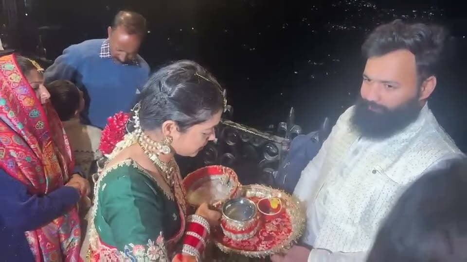 शिमला के रिज पर बादलों की आंख-मिचौली, फिर दिखा चांद और पूरा हुआ व्रत