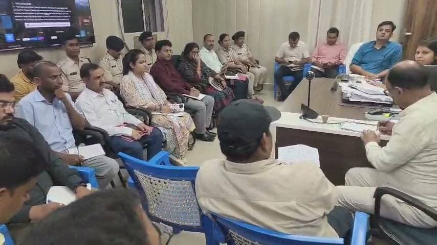 काली पूजा, लक्ष्मी पूजा एवं छठ पर्व को लेकर अनुमंडल पदाधिकारी ने विधि-व्यवस्था की समीक्षा बैठक किया घाटों पर काली पूजा, लक्ष्मी पूजा एवं लोक आस्था के महापर्व छठ को शांतिपूर्ण, सुरक्षित एवं सौहार्दपूर्ण वातावरण में संपन्न कराने को लेकर अनुमंडल पदाधिकारी, शेखपुरा सुश्री प्रियंका कुमारी की अध्यक्षता में उनके कार्यालय प्रकोष्ठ में समीक्षा बैठक आयोजित की गई। बैठक में पर्व के दौरान विधि-व्यवस्था संधारण, सुरक्षा व्यवस्था, छठ घाटों पर श्रद्धालुओं के लिए आवश्यक सुविधाओं की उपलब्धता तथा सांस्कृतिक कार्यक्रमों के आयोजन से संबंधित तैयारियों की समीक्षा की गई। उक्त
बैठक में अनुमंडल पदाधिकारी महोदया ने सभी प्रखंड विकास पदाधिकारियों, अंचलाधिकारियों एवं नगर कार्यपालक पदाधिकारियों को निर्देश दिया कि वे अपने-अपने क्षेत्रों में काली पूजा, लक्ष्मी पूजा एवं छठ पर्व के अवसर पर आयोजित होने वाले सांस्कृतिक कार्यक्रमों, जागरण तथा अन्य धार्मिक आयोजनों की पूरी जानकारी संकलित कर प्रशासन को उपलब्ध कराएं। साथ ही सभी आयोजनों की पूर्व जानकारी रहने से प्रशासन को आवश्यक सुरक्षा व्यवस्था सुनिश्चित और दण्डाधिकारियों की प्रतिनियुक्ति करने तथा संभावित समस्याओं का समय रहते समाधान करने में मदद मिलेगी। अनुमंडल पदाधिकारी महोदया ने छठ पर्व के मद्देनजर सभी संबंधित पदाधिकारियों को छठ घाटों की साफ-सफाई, स्वच्छता एवं समुचित व्यवस्था सुनिश्चित करने का निर्देश दिया। उन्होंने कहा कि श्रद्धालुओं की सुविधा और सुरक्षा प्रशासन की प्राथमिकता है। इसको ध्यान में रखते हुए सभी छठ घाटों पर आवश्यक व्यवस्थाएं ससमय पूरी की जाएं।
उन्होंने घाटों पर श्रद्धालुओं की सुविधा के लिए पर्याप्त रोशनी की व्यवस्था करने, बिजली के तारों को सुव्यवस्थित एवं सुरक्षित रखने तथा आवश्यकतानुसार साउंड सिस्टम लगाने का निर्देश दिया। साथ ही, घाटों पर फ्लैक्स एवं सूचना संबंधी बोर्ड लगाने और आपातकालीन परिस्थितियों से निपटने के लिए कंट्रोल रूम स्थापित करने पर भी जोर दिया। बैठक में छठ घाटों पर सुरक्षा व्यवस्था को लेकर विशेष निर्देश दिए गए। अनुमंडल पदाधिकारी महोदया ने गहरे एवं संवेदनशील घाटों को चिह्नित कर वहां आवश्यकतानुसार बैरिकेडिंग कराने तथा खतरे वाले स्थानों पर लाल झंडे लगाने का निर्देश दिया, ताकि श्रद्धालुओं को संभावित खतरों के प्रति सचेत किया जा सके। उन्होंने संवेदनशील घाटों पर गोताखोरों की प्रतिनियुक्ति सुनिश्चित करने को कहा, जिससे किसी भी आपात स्थिति में त्वरित कार्रवाई की जा सके। इसके अतिरिक्त, श्रद्धालुओं की सुविधा के लिए घाटों पर चेंजिंग रूम का निर्माण कराने तथा टैंकरों के माध्यम से पेयजल की आपूर्ति सुनिश्चित करने का निर्देश भी दिया गया। छठ पर्व के दौरान श्रद्धालुओं की संभावित भीड़ को देखते हुए अनुमंडल पदाधिकारी महोदया ने भीड़भाड़ वाले स्थलों एवं प्रमुख घाटों पर आवश्यकतानुसार सीसीटीवी कैमरे लगाने का निर्देश दिया। उन्होंने संबंधित पदाधिकारियों से कहा कि सुरक्षा एवं निगरानी की व्यवस्था को प्रभावी बनाया जाए, ताकि भीड़ प्रबंधन में किसी प्रकार की कठिनाई उत्पन्न न हो।उन्होंने सभी संबंधित अधिकारियों को आपसी समन्वय के साथ कार्य करने तथा पर्व से पूर्व सभी तैयारियों की समीक्षा कर आवश्यक व्यवस्थाओं को समय पर पूरा करने का निर्देश दिया। उन्होंने कहा कि विधि-व्यवस्था को सुदृढ़ बनाए रखने के उद्देश्य से अनुमंडल पदाधिकारी ने सभी थानाध्यक्षों को अपने-अपने थाना क्षेत्रों में काली पूजा, लक्ष्मी पूजा एवं छठ पर्व को लेकर बैठक आयोजित करने तथा संबंधित आयोजनों एवं व्यवस्थाओं की पूरी जानकारी प्राप्त करने का निर्देश दिया। उन्होंने कहा कि पर्व के दौरान किसी भी प्रकार की समस्या उत्पन्न होने की स्थिति में उसका त्वरित एवं प्रभावी समाधान सुनिश्चित किया जाना चाहिए।
बैठक में कार्यपालक दंडाधिकारी, सभी प्रखंड विकास पदाधिकारी, सभी नगर कार्यपालक पदाधिकारी, सभी अंचलाधिकारी एवं सभी थानाध्यक्ष सहित अन्य संबंधित पदाधिकारी उपस्थित थे।