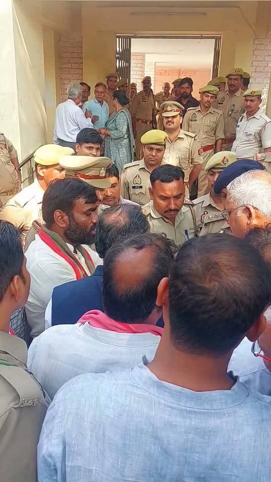 प्रयागराज में चुनावी ड्यूटी पर तैनात अधिकारियों पर गंभीर आरोप!
➡️ अधिकारियों पर भाजपा के पक्ष में प्रचार करने का आरोप
➡️ पीडीए के मतदाताओं को गलत अंक लिखने के लिए कहने का दावा
➡️ वोट अवैध कराने का लगाया गया आरोप
➡️ सोशल मीडिया पोस्ट के जरिए चुनाव आयोग से शिकायत
➡️ मामले की निष्पक्ष जांच और कार्रवाई की मांग
#BreakingNews #UttarPradesh #indrajeetsaroj #viralvideo #AkhileshYadav #SamajwadiParty #PoliticalNews #AIVideo