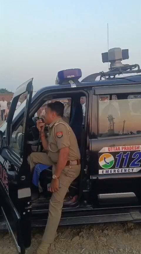 प्रेम विवाह से नाराज युवती मोबाइल टावर पर चढ़ी, पुलिस के छूटे पसीने।
कौशाम्बी। संदीपन घाट थाना क्षेत्र के सिकंदरपुर बजहा गांव में शुक्रवार को उस समय हड़कंप मच गया, जब प्रेम विवाह से नाराज एक युवती मोबाइल टावर पर चढ़ गई। युवती चरवा थाना क्षेत्र के गोगही गांव की रहने वाली बताई जा रही है।
जानकारी के मुताबिक, युवती शुक्रवार दोपहर करीब 3:30 बजे टावर पर चढ़ गई। उसे टावर पर चढ़ा देख ग्रामीणों की भारी भीड़ जुट गई। सूचना मिलते ही संदीपन घाट थाना प्रभारी नागेंद्र नागर पुलिस टीम के साथ मौके पर पहुंचे। पुलिस युवती को समझाकर सुरक्षित नीचे उतारने का प्रयास करती रही। देर शाम तक युवती टावर पर मौजूद थी और पुलिस स्थिति पर नजर बनाए हुए थी।
#AIVideo #viralvideo #UttarPradesh #BreakingNews #PoliticalNews #Kaushambi #sp #SamajwadiParty