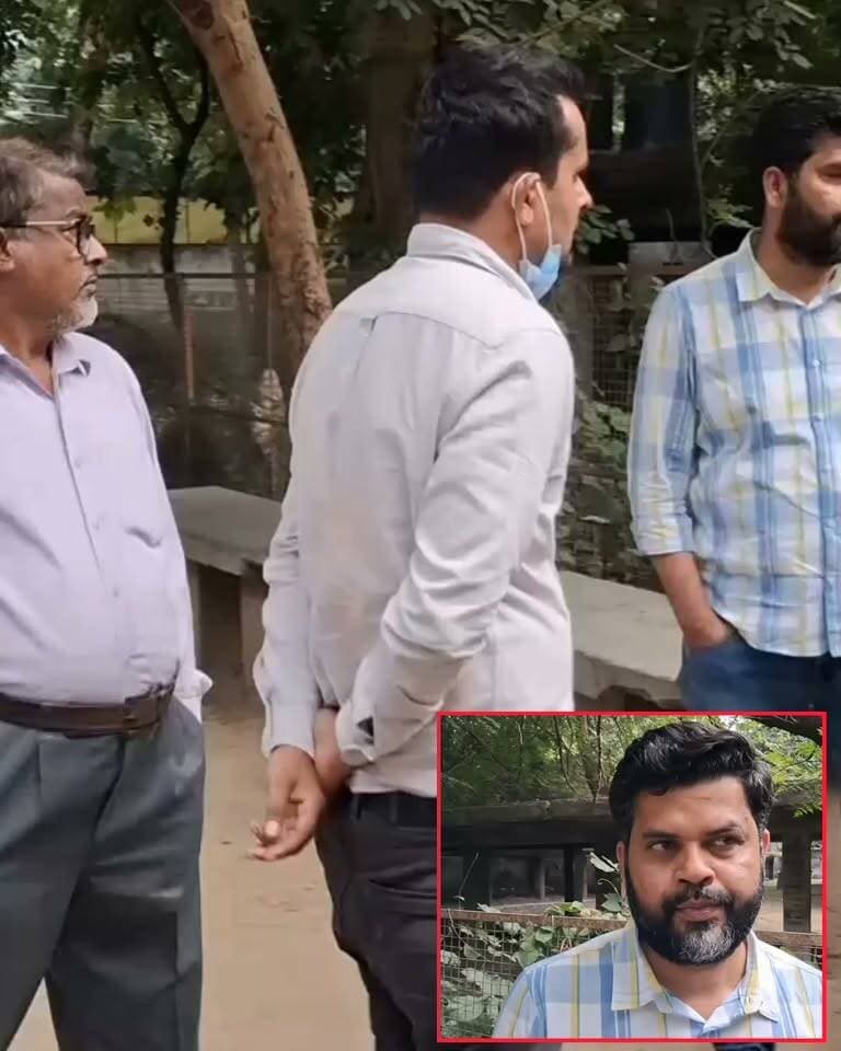 #अलीगढ़ में AMU प्रोफेसर की पत्नी नूर अफरोज का शव तीन महीने बाद कब्र से निकाला, भतीजे ने जताई हत्या की आशंका, पोस्टमार्टम से खुलेगा राज,अलीगढ़ के थाना सिविल लाइन क्षेत्र में AMU प्रोफेसर की पत्नी 84 वर्षीय नूर अफरोज की मौत के करीब तीन महीने बाद शव कब्र से निकाला गया। मृतका के भतीजे ने हत्या की आशंका जताते हुए पुलिस से शिकायत की थी। गुरुवार को प्रशासन ने एएमयू कब्रिस्तान से शव निकलवाकर पोस्टमार्टम के लिए भेजा। पूरी कार्रवाई मजिस्ट्रेट और पुलिस प्रशासन की निगरानी में हुई तथा वीडियोग्राफी भी कराई गई। क्षेत्राधिकारी ने बताया कि जिलाधिकारी के माध्यम से टीम गठित कर शव निकलवाया गया है। अब पोस्टमार्टम रिपोर्ट और जांच में सामने आने वाले तथ्यों के आधार पर आगे की कार्रवाई की जाएगी।
#AligarhNews #AMU #AligarhPolice #BreakingNews #CrimeNews