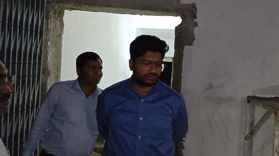 जिलाधिकारी निखिल धनराज निप्पाणीकर द्वारा आज तारापुर अनुमंडल अंतर्गत रणगांव में निर्माणाधीन व्यवहार न्यायालय भवन के निर्माण कार्यों का स्थलीय निरीक्षण किया गया। इस दौरान उन्होंने निर्माण कार्य की वर्तमान स्थिति एवं प्रगति का जायजा लिया तथा संबंधित अधिकारियों से कार्य की अद्यतन स्थिति की जानकारी प्राप्त की। मौके पर तारापुर के अनुमंडल पदाधिकारी महेश कुमार, भवन निर्माण विभाग के कार्यपालक अभियंता सहित अन्य संबंधित पदाधिकारी उपस्थित थे।
निरीक्षण के क्रम में जिलाधिकारी ने संबंधित अभियंताओं को निर्देश दिया कि निर्माण कार्य में अपेक्षित तेजी लाते हुए निर्धारित मानकों के अनुरूप गुणवत्तापूर्ण कार्य सुनिश्चित किया जाए। उन्होंने सभी आवश्यक प्रक्रियाओं का पालन करते हुए निर्माण कार्य को यथाशीघ्र पूर्ण कराने का निर्देश दिया। जिलाधिकारी ने संबंधित अधिकारियों को निर्माण कार्य की नियमित निगरानी करने तथा कार्य की प्रगति में आने वाली बाधाओं का त्वरित निराकरण सुनिश्चित करने पर भी जोर दिया, ताकि भवन निर्माण का कार्य निर्धारित समय-सीमा के अनुरूप पूरा किया जा सके।
#BiharGovernment
#CMSamrat
#samratchoudhary
#samratforbihar