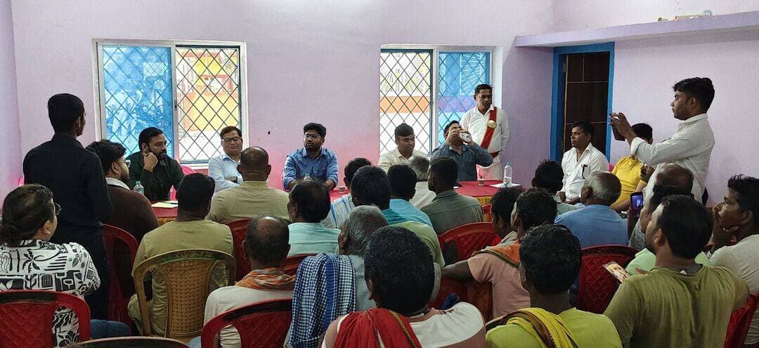 तारापुर प्रखंड अंतर्गत माणिकपुर पंचायत के कमरगामा में प्रस्तावित स्टेडियम निर्माण के लिए भूमि अधिग्रहण की प्रक्रिया को लेकर आज जिलाधिकारी निखिल धनराज निप्पाणीकर ने स्थानीय रैयतों के साथ बैठक की। बैठक में उन्होंने संबंधित भूमि के अधिग्रहण के विभिन्न पहलुओं पर रैयतों से चर्चा की तथा परियोजना के महत्व से अवगत कराते हुए उनके सहयोग की अपेक्षा की। मौके पर तारापुर एसडीएम महेश कुमार सहित अन्य उपस्थित थे।
जिलाधिकारी ने कहा कि क्षेत्र में खेल सुविधाओं का विकास युवाओं के भविष्य के लिए महत्वपूर्ण है। कमरगामा में स्टेडियम का निर्माण होने से न केवल क्षेत्र के विकास को गति मिलेगी, बल्कि स्थानीय युवाओं एवं उभरते खिलाड़ियों को खेलकूद के अभ्यास, प्रतिभा निखारने तथा अपनी खेल क्षमता को बेहतर बनाने के लिए एक सुदृढ़ आधारभूत सुविधा उपलब्ध होगी। इससे ग्रामीण क्षेत्र की खेल प्रतिभाओं को आगे बढ़ने के बेहतर अवसर भी मिल सकेंगे। उन्होंने स्थानीय रैयतों से अपील किया कि वे क्षेत्र के व्यापक हित एवं विकास को ध्यान में रखते हुए भूमि अधिग्रहण की प्रक्रिया में प्रशासन को सहयोग प्रदान करें। जिलाधिकारी ने आश्वस्त किया कि भूमि अधिग्रहण के बदले संबंधित रैयतों को नियमानुसार एवं निर्धारित मानकों के अनुरूप मुआवजा राशि उपलब्ध कराने की कार्रवाई की जाएगी।
जिलाधिकारी ने कहा कि विकास योजनाओं का उद्देश्य क्षेत्रवासियों को बेहतर सुविधाएं उपलब्ध कराना तथा स्थानीय स्तर पर विकास के नए अवसर सृजित करना है। ऐसे में जनसहयोग से परियोजना का क्रियान्वयन सुगम होगा और इसका लाभ आने वाली पीढ़ियों को भी मिलेगा। बैठक के माध्यम से जिला प्रशासन ने स्टेडियम निर्माण की दिशा में स्थानीय रैयतों के साथ संवाद स्थापित करते हुए परियोजना के लिए सहयोगात्मक वातावरण बनाने पर जोर दिया। बैठक के पश्चात जिलाधिकारी द्वारा स्टेडियम के लिए चयनित भूमि का भी स्थलीय निरीक्षण किया गया।
#BiharGovernment
#CMSamrat
#samratchoudhary
#samratforbihar