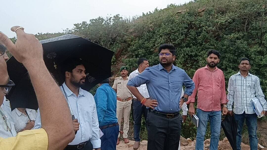 जिलाधिकारी निखिल धनराज निप्पाणीकर द्वारा आज हवेली खड़गपुर स्थित सिंधवारिणी जलाशय योजना से संबंधित कार्यों का स्थलीय निरीक्षण किया गया। इस दौरान उन्होंने योजना के क्रियान्वयन की स्थिति, अब तक हुई प्रगति तथा कार्यों से जुड़े विभिन्न पहलुओं की जानकारी प्राप्त की। उन्होंने संबंधित पदाधिकारियों एवं अभियंताओं के साथ योजना की वर्तमान स्थिति पर चर्चा करते हुए कार्यों की प्रगति की समीक्षा की तथा आवश्यक दिशा-निर्देश दिए। मौके पर अनुमंडल पदाधिकारी, खड़गपुर प्रेम कुमार सहित संबंधित विभागों के अन्य पदाधिकारी एवं अभियंता उपस्थित थे।
निरीक्षण के क्रम में जिलाधिकारी ने संबंधित अभियंताओं से योजना के कार्यों की अद्यतन स्थिति तथा क्रियान्वयन में आ रही संभावित समस्याओं के संबंध में जानकारी ली। उन्होंने निर्देश दिया कि योजना से संबंधित सभी कार्यों को निर्धारित मानकों के अनुरूप गुणवत्तापूर्ण ढंग से संपादित किया जाए। साथ ही, कार्यों के क्रियान्वयन में तकनीकी मानकों एवं निर्धारित प्रक्रियाओं का विशेष ध्यान रखा जाए, ताकि योजना का उद्देश्य प्रभावी रूप से पूरा हो सके।
जिलाधिकारी ने संबंधित अधिकारियों को कार्यों की नियमित निगरानी करने तथा आपसी समन्वय के साथ योजना के क्रियान्वयन को गति देने पर जोर दिया। उन्होंने कहा कि विकास योजनाओं के प्रभावी क्रियान्वयन के लिए आवश्यक है कि संबंधित विभाग कार्यों की प्रगति पर सतत नजर रखें और किसी भी प्रकार की समस्या का समयबद्ध समाधान सुनिश्चित करें। उन्होंने संबंधित पदाधिकारियों एवं अभियंताओं को निर्देशित किया कि योजना से जुड़े कार्यों में गुणवत्ता एवं कार्यकुशलता को प्राथमिकता दें।
#BiharGovernment
#CMSamrat
#samratchoudhary
#samratforbihar