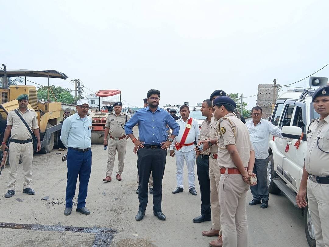 जिलाधिकारी निखिल धनराज निप्पाणीकर ने आज क्षतिग्रस्त बरियारपुर रेलवे ओवर ब्रिज एवं बरियारपुर-खड़गपुर मार्ग पर चल रहे निर्माण मरम्मत कार्यों का स्थलीय निरीक्षण किया। इस दौरान उन्होंने पुल के क्षतिग्रस्त हिस्से पर सड़क निर्माण कार्य की गुणवत्ता का जायजा लिया तथा बरियारपुर-खड़गपुर मार्ग की मरम्मत एवं निर्माण कार्यों की प्रगति का भी अवलोकन किया।
निरीक्षण के क्रम में जिलाधिकारी ने संबंधित अभियंताओं को निर्माण कार्य में निर्धारित मानकों का पालन सुनिश्चित करने तथा गुणवत्तापूर्ण तरीके से कार्य पूर्ण कराने का निर्देश दिया। उन्होंने कार्य की गुणवत्ता पर विशेष ध्यान देने और मरम्मत निर्माण कार्य को गंभीरता एवं जिम्मेदारी के साथ संपन्न कराने पर जोर दिया।
विदित हो कि विक्रमशीला सेतु के क्षतिग्रस्त होने के पश्चात तथा बाढ़ के दौरान इस मार्ग पर बड़े वाहनों का अत्यधिक परिचालन बढ़ने से बरियारपुर रेलवे ओवर ब्रिज एवं बरियारपुर-खड़गपुर मार्ग क्षतिग्रस्त हो गया था, जिससे आम लोगों को आवागमन में काफी कठिनाइयों का सामना करना पड़ रहा था। मार्ग की स्थिति प्रभावित होने से वाहनों के परिचालन में भी बाधा उत्पन्न हो रही थी। निर्माण एवं मरम्मत कार्य पूर्ण होने के बाद उक्त मार्ग पर आवागमन सुचारु होने की उम्मीद है, जिससे आम नागरिकों तथा वाहन चालकों को राहत मिलेगी और क्षेत्र में यातायात व्यवस्था बेहतर हो सकेगी।
#BiharGovernment
#CMSamrat
#samratchoudhary
#samratforbihar