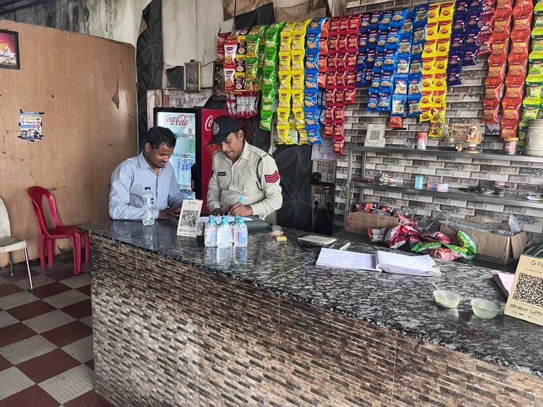 होटल और ढाबों पर अवैध मदिरा संग्रहण एवं विक्रय के विरुद्ध आबकारी विभाग ने की कार्यवाही
---
कलेक्टर श्री ऋषव गुप्ता के निर्देश पर आबकारी विभाग के दल द्वारा शराब की अवैध बिक्री एवं भंडारण रोकने की कार्यवाही लगातार जारी है।
जिला आबकारी अधिकारी श्री विनय रंगशाही ने बताया कि गुरुवार को खंडवा जिले के ग्राम बोरगांव, रुस्तमपुर, जावर, देशगांव, छेगांवमाखन, नर्मदा नगर, पुनासा, मूँदी हाईवे एवं खालवा में होटल ढाबो पर दबिश की कार्यवाही की गयी। इस कार्यवाही में कुल 151 पाव विदेशी मदिरा व्हिस्की, 56 बॉटल बियर, 128 केन बियर, 336 पाव देशी मदिरा प्लेन जप्त किया गया। इस कार्यवाही में मध्यप्रदेश आबकारी अधिनियम के तहत कुल 23 प्रकरण कायम किए गए। जप्तशुदा मदिरा का बाजार मूल्य लगभग 80 हजार रूपये है।
Jansampark Madhya Pradesh
General Administration Department, MP
Home Department of Madhya Pradesh
SP Khandwa
#khandwa