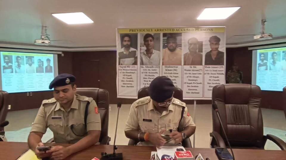 জেলা পুলিশ সুপারের সাংবাদিক সম্মেলন আন্তরাজ্য গরু পাচার চক্রের সঙ্গে যুক্ত অভিযুক্তদের গ্রেফতার।