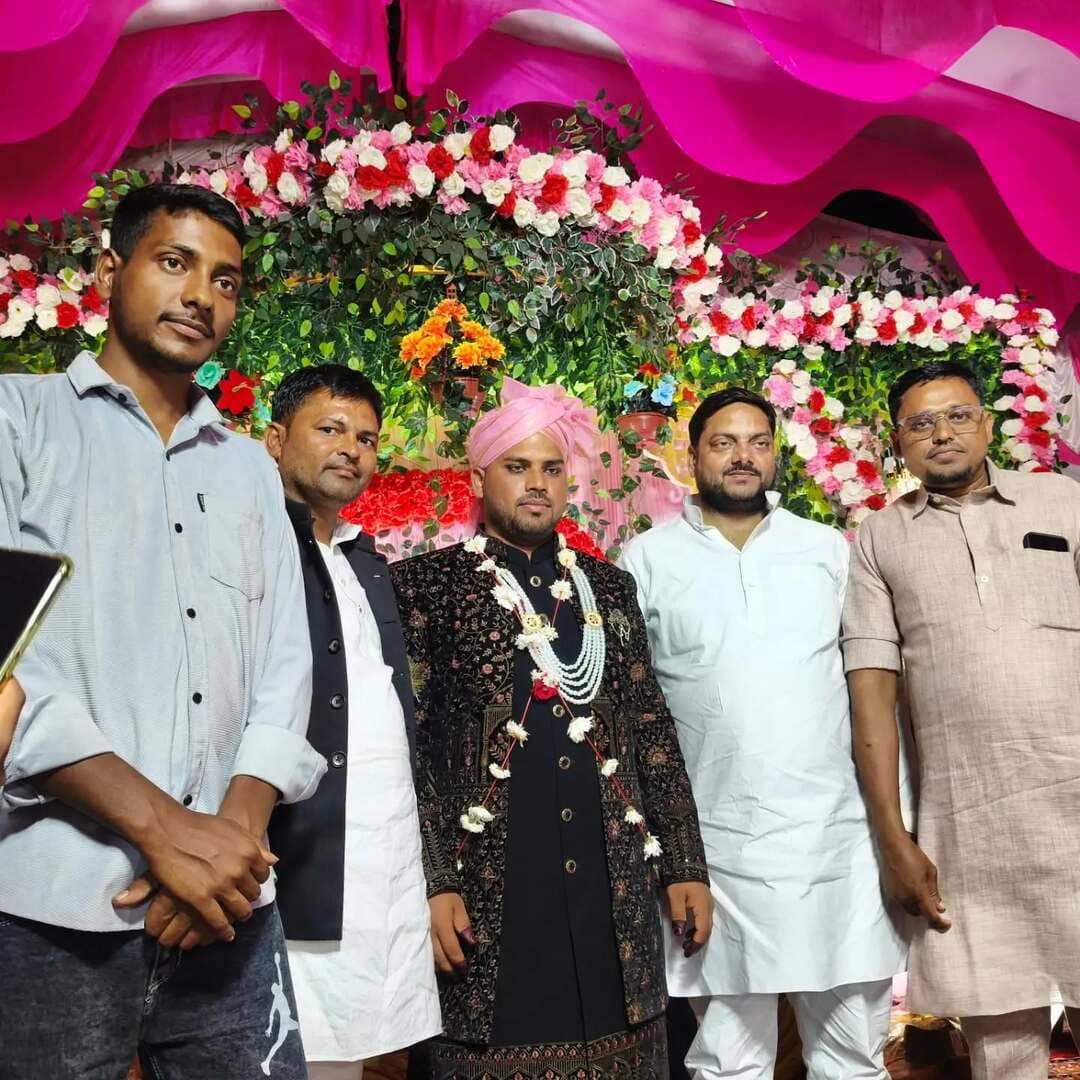 🌹💐 आज़ाद भाई को निकाह की दिली मुबारकबाद! 💐🌹
अल्लाह तआला से दुआ है कि आपके निकाह को बरकतों से भर दे, आपकी नई ज़िंदगी को खुशियों, मोहब्बत और सुकून से रोशन करे। 🤲❤️
अल्लाह आप दोनों के बीच हमेशा प्यार और आपसी समझ बनाए रखे, हर मुश्किल को आसान करे और दुनिया व आख़िरत में कामयाबी अता फरमाए। आमीन। 🤲✨
आज़ाद भाई, आपको और आपकी जीवनसंगिनी को निकाह की बहुत-बहुत मुबारकबाद! 💐❤️
#NikahMubarak #AzadBhai #निकाह_मुबारक #दिली_मुबारकबाद #AllahBlessings 🤲🌹