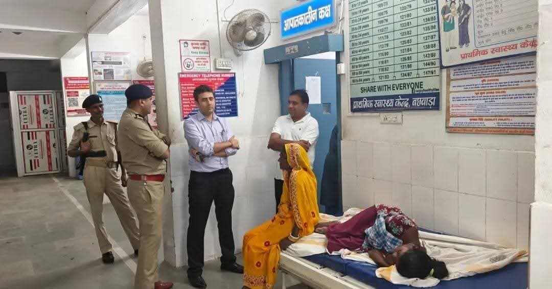 बेगूसराय जिले के बछवाड़ा अंचल अंतर्गत चमथा में बुधवार की शाम हुई नाव दुर्घटना में दो व्यक्तियों के लापता होने की सूचना प्राप्त हुई है. घटना की सूचना मिलते ही जिला प्रशासन की टीम द्वारा तत्काल घटनास्थल पर पहुंचकर रेस्क्यू अभियान शुरू कर दिया है. लापता व्यक्तियों की तलाश एवं खोज-बचाव कार्य के लिये SDRF की टीम को लगाया गया है. SDRF की टीम घटनास्थल पर मौजूद है तथा एक लापता व्यक्ति सोगारथ यादव का शव बरामद कर लिया गया है. साथ ही एक और लापता व्यक्ति की तलाश अभियान जारी है.
घटना की सूचना मिलते ही देर शाम ही जिला पदाधिकारी, बेगूसराय श्री रिची पांडेय एवं पुलिस अधीक्षक श्री मनीष ने प्राथमिक स्वास्थ्य केंद्र, बछवाड़ा पहुंचकर दुर्घटना में घायल व्यक्तियों से मुलाकात की तथा उनके स्वास्थ्य की जानकारी ली।
घटनास्थल पर अनुमंडल पदाधिकारी, तेघड़ा, अनुमंडल पुलिस पदाधिकारी, तेघड़ा, अंचल अधिकारी, बछवाड़ा सहित अन्य संबंधित पदाधिकारी एवं कर्मी मुस्तैद हैं। जिला प्रशासन की निगरानी में लापता की तलाश एवं बचाव के लिए अभियान लगातार जारी है.