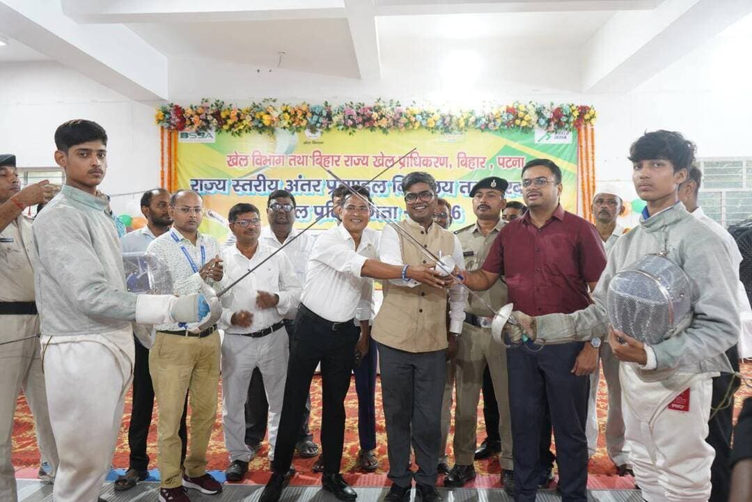 बेतिया में राज्यस्तरीय विद्यालय तलवारबाजी प्रतियोगिता का भव्य आगाज, 125 खिलाड़ी दिखाएंगे दमखम, तीन दिनों तक खेल भवन में होंगे रोमांचक मुकाबले, सांस्कृतिक प्रस्तुतियों ने समारोह में लगाया चार चांद...
बेतिया स्थित खेल भवन-सह-व्यायामशाला भवन में राज्यस्तरीय अंतर प्रमंडल विद्यालय तलवारबाजी प्रतियोगिता-2026 का भव्य शुभारंभ हुआ। खेल विभाग, बिहार राज्य खेल प्राधिकरण, पटना एवं जिला प्रशासन, पश्चिम चम्पारण के संयुक्त तत्वावधान में आयोजित यह प्रतियोगिता 29 से 31 अक्टूबर तक चलेगी। इसमें विभिन्न प्रमंडलों एवं एकलव्य आवासीय प्रशिक्षण केंद्र के कुल 125 खिलाड़ी अपनी प्रतिभा का प्रदर्शन करेंगे। प्रतियोगिता का उद्घाटन उप विकास आयुक्त काजले वैभव नितिन एवं प्रभारी जिला खेल पदाधिकारी राकेश कुमार ने संयुक्त रूप से दीप प्रज्वलित कर किया। उद्घाटन समारोह में खेल के साथ सांस्कृतिक कार्यक्रमों की भी शानदार झलक देखने को मिली। संगीत शिक्षिका खुशबू मिश्रा एवं लिसा चंद्रा के निर्देशन में राज्य संपोषित कन्या उच्च माध्यमिक विद्यालय की छात्राओं ने मनमोहक स्वागत नृत्य प्रस्तुत किया। वहीं, राज्य इंटर कॉलेज के छात्र-छात्राओं ने समूह नृत्य से समारोह को आकर्षक बना दिया। उपस्थित अतिथियों और दर्शकों ने प्रस्तुतियों की सराहना की। प्रभारी जिला खेल पदाधिकारी राकेश कुमार ने बताया कि प्रतियोगिता में अंडर-14, अंडर-17 एवं अंडर-19 आयु वर्ग के बालक तलवारबाज हिस्सा ले रहे हैं। तिरहुत, पटना, भागलपुर, कोसी, मुंगेर और मगध प्रमंडलों के खिलाड़ियों के साथ एकलव्य आवासीय प्रशिक्षण केंद्र के प्रतिभागी भी शामिल हैं। प्रतियोगिता के दौरान खिलाड़ी अपनी तकनीक, फुर्ती और खेल कौशल का प्रदर्शन करेंगे। खिलाड़ियों की सुविधा के लिए राज इंटर कॉलेज में भोजन एवं आवासन की व्यवस्था की गई है। वहीं, प्रतियोगिता के निष्पक्ष एवं सुचारू संचालन के लिए बिहार राज्य खेल प्राधिकरण की ओर से सात तकनीकी पदाधिकारियों की प्रतिनियुक्ति की गई है। यह प्रतियोगिता युवा खिलाड़ियों को राज्यस्तरीय मंच प्रदान करने और तलवारबाजी के प्रति उनकी रुचि बढ़ाने में महत्वपूर्ण भूमिका निभाएगी। अगले तीन दिनों तक खिलाड़ियों के बीच रोमांचक मुकाबले देखने को मिलेंगे।
#champaran24news #viralreelschallenge #trendingreels #reelsviral #districtadministrationwestchamparan #CMBihar #viralvideochallenge #fb #nonfollowers