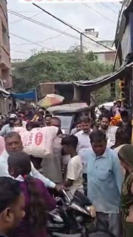 जसवंतनगर के सदर बाजार में जाम की समस्या से आखिर कब मिलेगी राहत?
गुरुवार को करवा चौथ के पर्व पर खरीदारी करने पहुंचे महिला-पुरुषों को बाजार में जाम के चलते काफी परेशानियों का सामना करना पड़ा। वाहनों की भीड़ और अव्यवस्थित यातायात से लोगों का निकलना मुश्किल हो गया।
स्थानीय लोगों का कहना है कि यह समस्या पिछले कई वर्षों से बनी हुई है, लेकिन अब तक स्थायी समाधान नहीं हो सका है।
सवाल यह है कि जिला प्रशासन, नगर पालिका और स्थानीय प्रशासन इस समस्या पर कब ध्यान देंगे?
डीपीएस चैनल, जसवंतनगर।