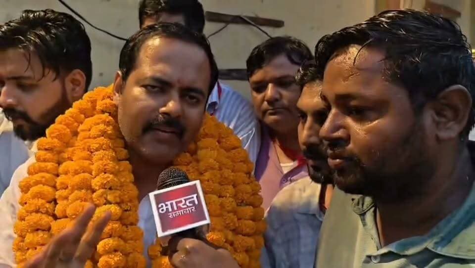 "जी चाचा जी..."
MLC चुनाव जीतते ही आशुतोष सिन्हा को आया चाचा शिवपाल का फोन, सुनिए खास बातचीत!
#AshutoshSinha #ShivpalYadav #UPMLCElection #SamajwadiParty #VaranasiNews #PoliticalNews