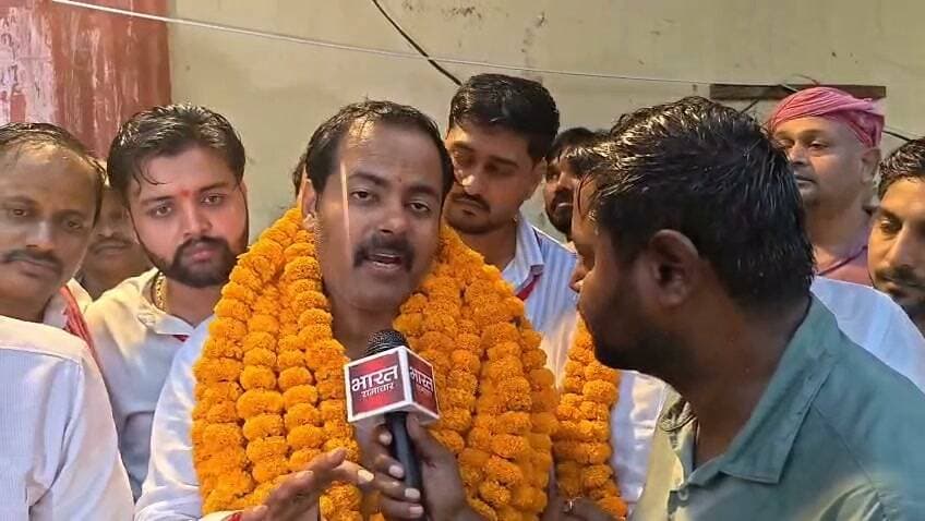 "हम चाहते हैं हर चुनाव बैलेट पेपर पर हो..."
जीत के बाद आशुतोष सिन्हा ने अखिलेश यादव और समर्थकों का किया धन्यवाद....