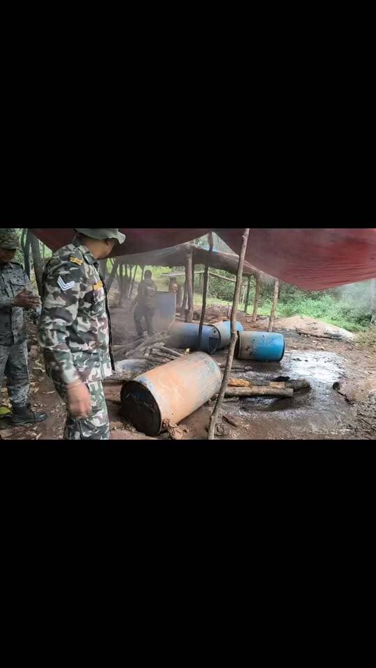 कोडरमा पुलिस की अवैध शराब के खिलाफ बड़ी कार्रवाई: 20 ठिकानों पर छापेमारी, भारी मात्रा में महुआ व शराब नष्ट
कोडरमा: आगामी दीपावली और छठ पर्व के मद्देनजर पुलिस अधीक्षक के निर्देश पर कोडरमा पुलिस ने अवैध शराब कारोबारियों के विरुद्ध विशेष छापेमारी अभियान चलाया। जिले के सभी थानों की पुलिस टीमों, पीसीआर, पैंथर्स और गश्ती दलों ने संयुक्त कार्रवाई करते हुए 20 अलग-अलग स्थानों पर दबिश दी।
अभियान के दौरान पुलिस ने 6937 किलोग्राम जावा महुआ और 575 लीटर देशी शराब के साथ-साथ भट्ठियों व निर्माण उपकरणों को मौके पर ही नष्ट कर दिया। एसपी ने सभी थाना व ओपी प्रभारियों को अभियान जारी रखने के निर्देश दिए और चेतावनी दी कि अवैध शराब कारोबार में लिप्त लोगों को चिह्नित कर सीधे जेल भेजा जाएगा।