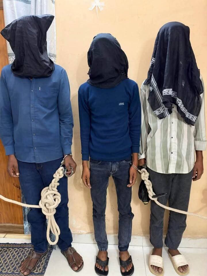 कोडरमा: तिलैया पुलिस ने अंतरराज्यीय बाइक चोर गिरोह का किया भंडाफोड़, बिहार के 3 गिरफ्तार, 3 बाइक बरामद
तिलैया/कोडरमा: कोडरमा पुलिस अधीक्षक के निर्देश पर तिलैया थाना पुलिस ने त्वरित कार्रवाई करते हुए अंतरराज्यीय बाइक चोर गिरोह के तीन शातिर चोरों को गिरफ्तार किया है। तिलैया थाना में दर्ज चोरी के मामले (कांड सं.- 313/26) के बाद पुलिस उपाधीक्षक सह थाना प्रभारी विनय कुमार के नेतृत्व में विशेष छापेमारी टीम गठित की गई थी।
टीम ने कार्रवाई करते हुए बिहार के गया जिले (फतेहपुर थाना क्षेत्र) के रहने वाले कुंदन कुमार, गौतम कुमार उर्फ मनीष कुमार और बिपिन कुमार को धर दबोचा। गिरफ्तार आरोपियों की निशानदेही पर पुलिस ने बिना नंबर की तीन हीरो स्प्लेंडर मोटरसाइकिलें बरामद कर जब्त कर ली हैं। पुलिस आरोपियों से पूछताछ कर गिरोह के अन्य नेटवर्क का पता लगा रही है।
