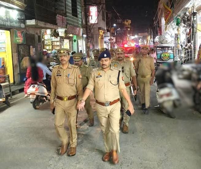 आगामी चुनाव एवं त्यौहारों के दृष्टिगत शाहजहाँपुर पुलिस अलर्ट, हिस्ट्रीशीटरों का सत्यापन कर पैदल गश्त एवं संदिग्ध वाहनों की चेकिंग की गई।