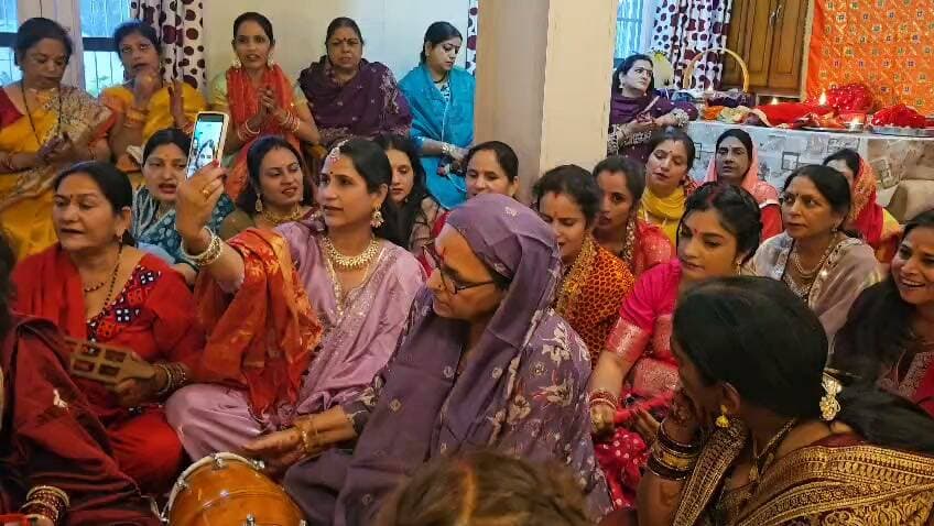 करवा चौथ का व्रत भारतीय संस्कृति, आस्था और पति-पत्नी के प्रेम व विश्वास से जुड़ा एक पावन पर्व पर सुंदर प्रस्तुति