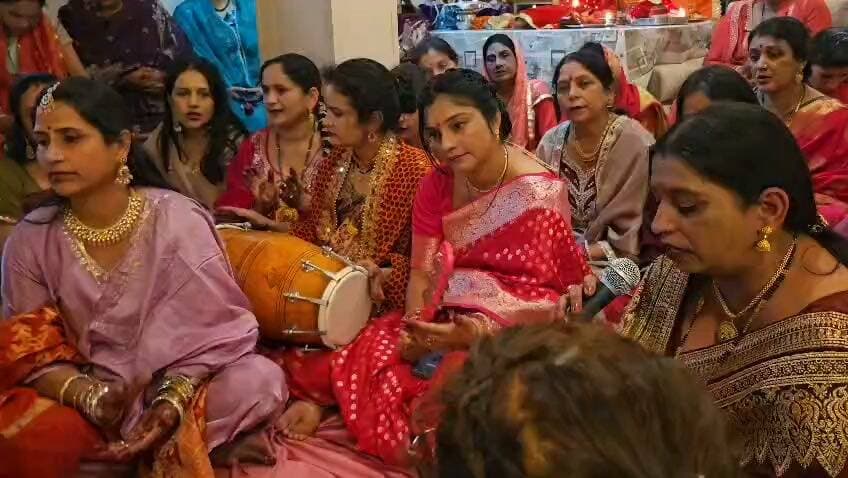 करवा चौथ पर सुहागिनों की ओर से सुंदर प्रस्तुति का लें आनंद
