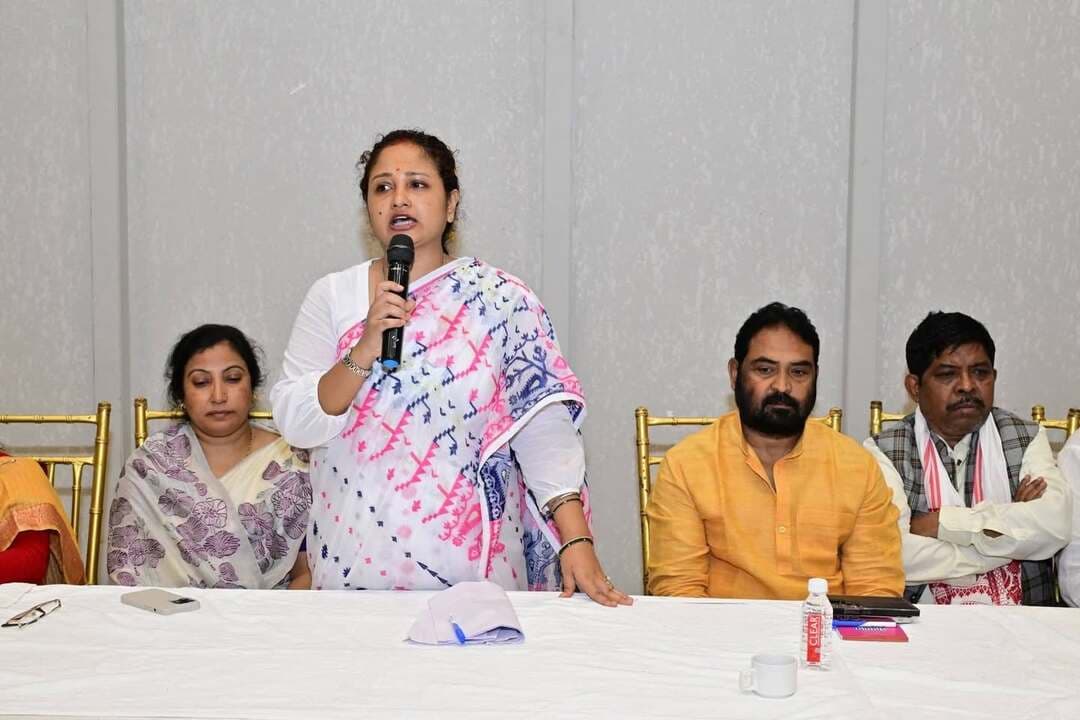 गिरिडीह में झामुमो की अहम बैठक, संगठन को मजबूत करने पर हुई चर्चा
गिरिडीह में झारखंड मुक्ति मोर्चा (JMM) की अहम सांगठनिक बैठक आयोजित हुई। बैठक में गांडेय विधायक कल्पना सोरेन और पार्टी के नेता विनोद कुमार पांडेय समेत पदाधिकारी एवं कार्यकर्ता शामिल हुए। इस दौरान पार्टी को जमीनी स्तर पर मजबूत बनाने और संगठन के विस्तार को लेकर चर्चा की गई।
जय झामुमो 🏹
#JMM #KalpanaSoren #VinodKumarPandey #Giridih #Jharkhand #JharkhandPolitics #झामुमो #कल्पनासोरेन #झारखंड_राजनीति #LatestNews #ViralNews #LoktantraBharat