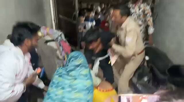 करवा चौथ स्पेशल! प्रेमी से मिलने पहुंची पत्नी, पति ने रंगे हाथ पकड़ा,
फिर क्या??देवरानी-जेठानी में बज गए लट्ठ !
करवा चौथ मथुरा के वसंत विहार में हंगामा
विवाहिता प्रेमी से मिलने पहुंची, पति ने मौके पर पकड़ा, देवरानी-जेठानी में मारपीट का वीडियो वायरल!
थाना हाईवे क्षेत्र का मामला, पति-पत्नी थाने में, प्रेमी फरार