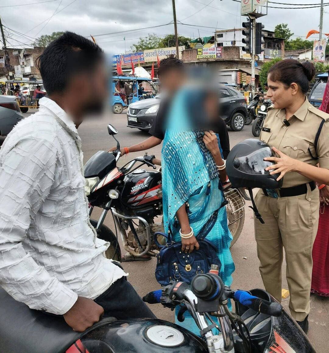 छतरपुर पुलिस के द्वारा करवा चौथ पर्व के अवसर पर छतरपुर पुलिस की अनूठी पहल- पत्नियों ने पतियों को हेलमेट पहनाकर दिलाया यातायात नियमों के पालन का वचन
छतरपुर नगर में संचालित दो हेलमेट बैंक के माध्यम से छतरपुर पुलिस द्वारा निरंतर क्षेत्र वासियों को सुरक्षित यात्रा हेतु हेलमेट वितरित किए जा रहे हैं। यातायात जागरूकता अभियान चलाया जा रहा है। इसी क्रम में करवा चौथ के अवसर पर छतरपुर यातायात पुलिस द्वारा हेलमेट बैंक पर विशेष जागरूकता पहल की गई।
करवा चौथ का व्रत पति की लंबी उम्र, सुख-समृद्धि और सलामती की कामना के लिए रखा जाता है। इसी भावना को सड़क सुरक्षा से जोड़ते हुए महिला आरक्षक शिवानी पाठक ने पत्नियों के हाथों उनके पतियों को हेलमेट पहनवाया एवं दो पहिया वाहन चलाने वाली महिलाओं को भी हेलमेट पहनाया एवं भविष्य में भी दोपहिया वाहन चलाते समय अनिवार्य रूप से हेलमेट पहनने का वचन दिलाया।
पुलिस द्वारा आमजन को बताया गया कि अपनों की लंबी उम्र और सुरक्षित जीवन की कामना के साथ सड़क सुरक्षा नियमों का पालन करना भी बेहद जरूरी है। दोपहिया वाहन चलाते समय ISI मार्क हेलमेट पहनें और पीछे बैठने वाले सहयात्री को भी हेलमेट अवश्य पहनाएं।
इसके साथ ही चारपहिया वाहन चलाते समय सीट बेल्ट का उपयोग करने तथा शराब पीकर वाहन नहीं चलाने के लिए भी लोगों को जागरूक किया गया।