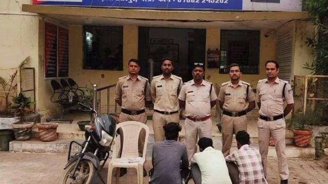 छतरपुर पुलिस का ताबड़तोड़ एक्शन!
सिविल लाइन थाना पुलिस ने बृजपुरा फोरलेन हाईवे ब्रिज के पास हुई लूट की वारदात का महज 24 घंटे के अंदर खुलासा करते हुए 3 आरोपियों को गिरफ्तार किया है।
पुलिस के मुताबिक, आरोपियों से लूटी गई नकदी, मोबाइल फोन, वारदात में इस्तेमाल देशी कट्टा, कारतूस और मोटरसाइकिल बरामद की गई है। जब्त सामग्री की कुल कीमत करीब ₹70,000 बताई गई है।
इस कार्रवाई पर पुलिस अधीक्षक ने पुलिस टीम के लिए ₹5,000 के इनाम की घोषणा की है।
आपकी राय में अपराध पर लगाम लगाने के लिए पुलिस की ऐसी त्वरित कार्रवाई कितनी जरूरी है?
देखते रहिए बुंदेली भौकाल न्यूज़ — सच की आवाज आपके साथ!
#Chhatarpur #ChhatarpurNews #MPNews #CrimeNews #PoliceAction BundeliBhaukaalNews