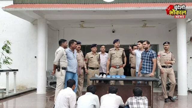 छतरपुर में चोरी का बड़ा खुलासा! 250 CCTV कैमरे खंगाले, धार के 4 आरोपी गिरफ्तार ₹14 लाख से ज्यादा की संपत्ति जब्त
छतरपुर के पेप्टिक टाउन में हुई चोरी की वारदात का ओरछा रोड थाना पुलिस ने खुलासा किया है। पुलिस के मुताबिक, 250 से ज्यादा CCTV कैमरों के फुटेज खंगालने के बाद धार जिले के चार आरोपियों को गिरफ्तार किया गया है।
आरोपियों से 63 हजार रुपये नकद, चांदी के आभूषण और वारदात में इस्तेमाल दो कारें जब्त की गई हैं। जब्त संपत्ति की कुल कीमत 14 लाख रुपये से अधिक बताई गई है। पुलिस अधीक्षक ने कार्रवाई करने वाली टीम के लिए 10 हजार रुपये के इनाम की घोषणा की है।
📍 छतरपुर, मध्य प्रदेश
#Chhatarpur #ChhatarpurNews #MPNews #CrimeNews #PoliceAction BundeliBhaukaalNews