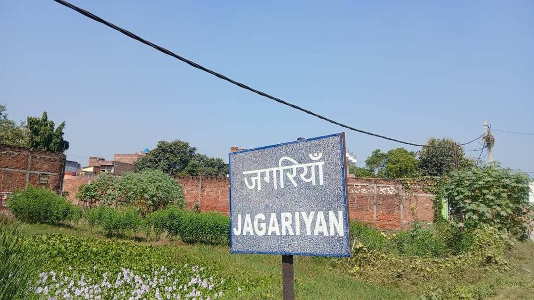 कैमूर में धान खरीद में 16 करोड़ के गबन का आरोप
चैनपुर प्रखंड के जगरिया पैक्स में धान खरीद में 16 करोड़ रुपये के गबन का मामला सामने आया है।
आरोप है कि वित्तीय वर्ष 2021 से 2026 तक 200 लोगों को फर्जी किसान दिखाकर भुगतान किया गया। चाय विक्रेता और ठेला लगाने वाले के नाम पर भी धान खरीद दिखा दी गई।
किसान चंद्रशेखर सिंह ने सहकारिता मंत्री, डीएम और जिला सहकारिता पदाधिकारी को आवेदन देकर जांच की मांग की है।
डीएम कुमार अनुराग ने जांच के आदेश दिए हैं। जांच रिपोर्ट के आधार पर आगे कार्रवाई होगी।